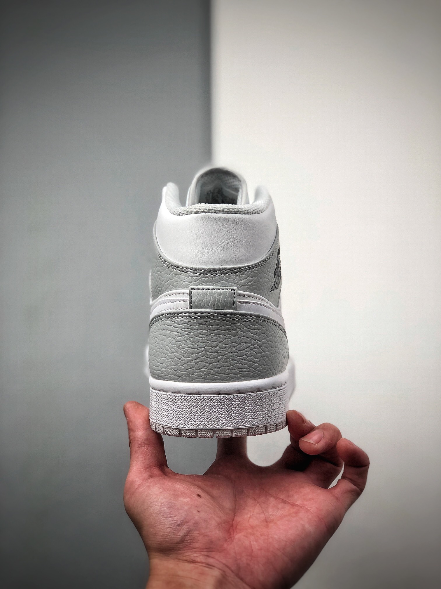 240  乔丹Air Jordan 1 Mid AJ1乔1中帮休闲板鞋 DC9035-100