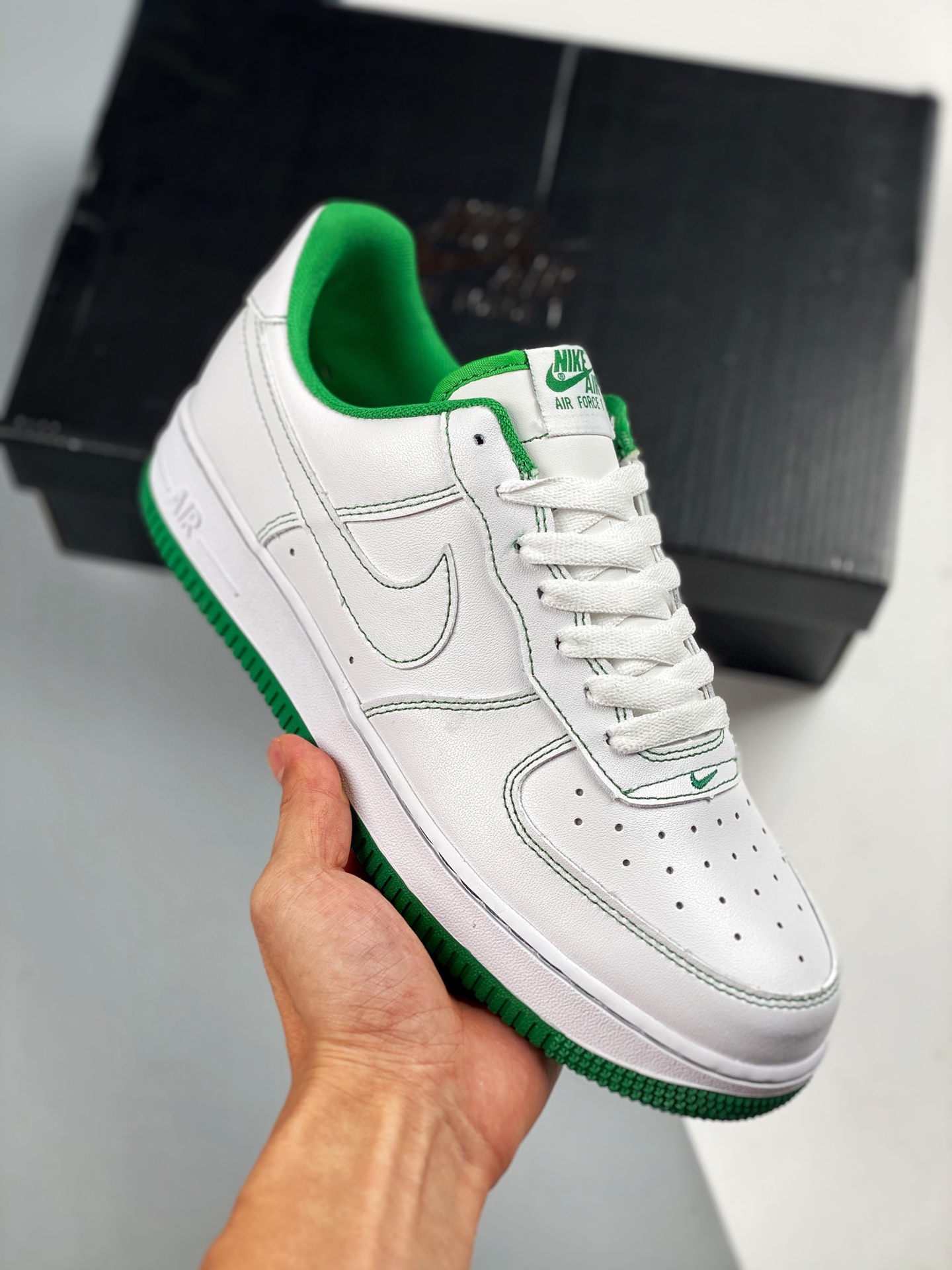 Air Force 1 '07 blanco con costuras verdes, horma y plantilla originales, estilo auténtico de Air Force, enfocado en el…