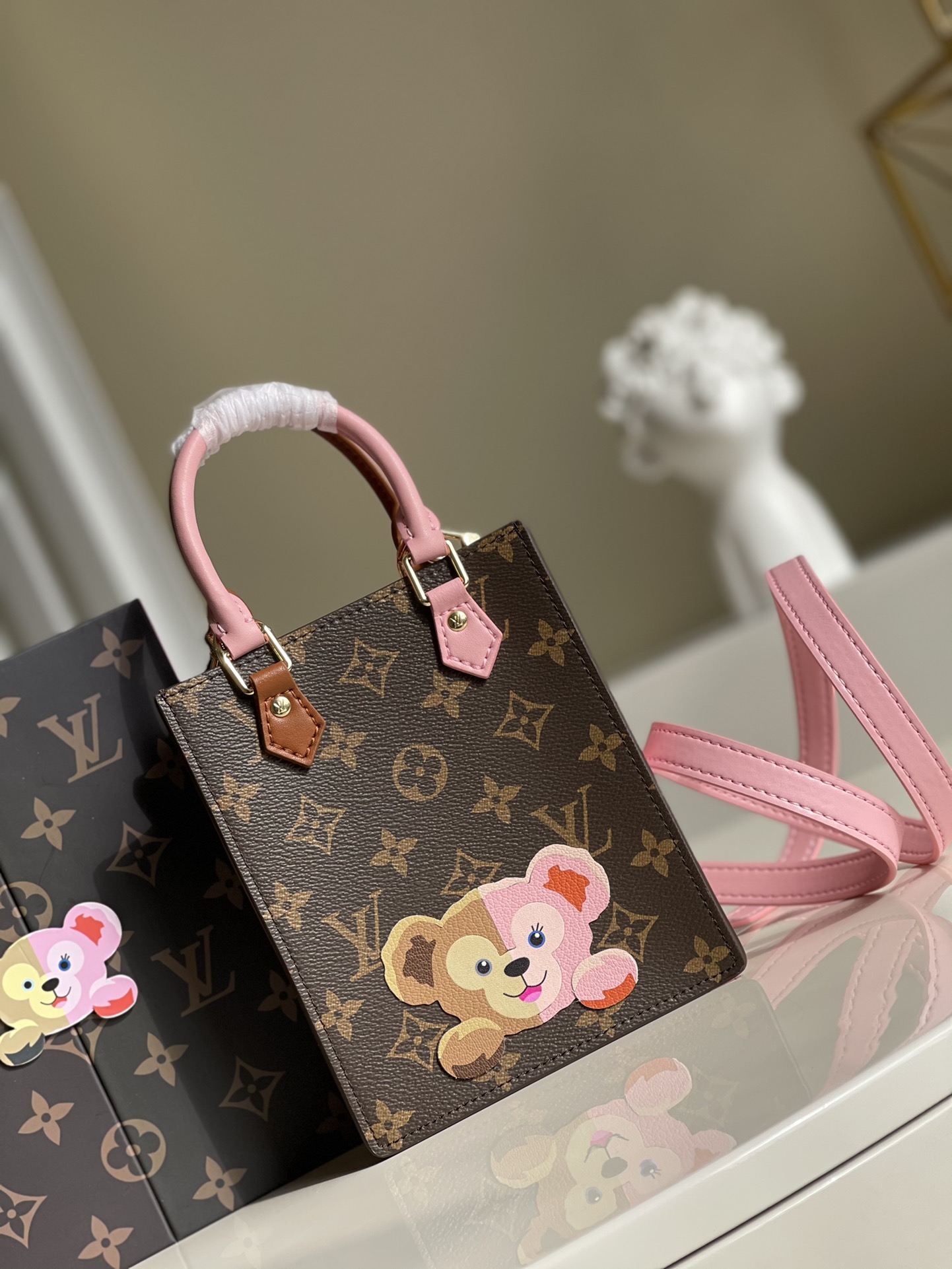 NO:396566,Exclusive hit original single product 69442 animation Louis Vuitton LV Bear mini piano score bag The shoulder strap cannot be adjusted in length but can be removed and casual style. There is plenty of space. Various ways to carry it. Hand-held, hand-held, cross-back, one-shoulder back. It is indeed exquisite. The feel is really great. SIZE: 17x14x5 A., LV [original leather], louis vuitton, louis vuitton, louis vuitton19860909独家爆款原单货69442动漫 Louis Vuitton 路易威登LV 小熊mini 琴谱包 肩带不能调节长短 但可以拆卸休闲风 空间充足 多种方式背携 可手提 手挽 斜背 单肩背 确实精致 手感真的很赞 SIZE: 17x14x5 A.,LV【原厂皮】,louis vuitton,louis vuitton,louis vuitton,Bag