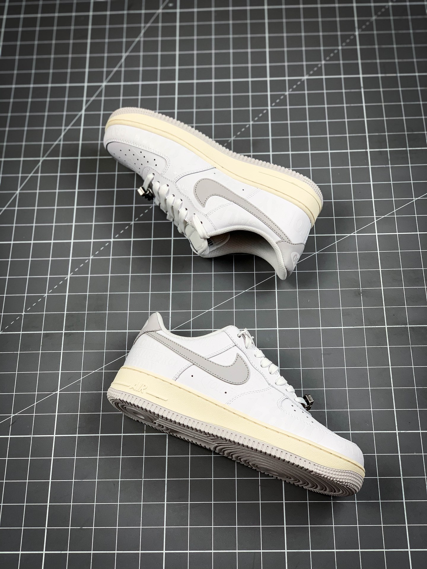 220 公司级 Nike Air Force 1 '07 Premium ”Toll Free”白灰CJ1631- 100