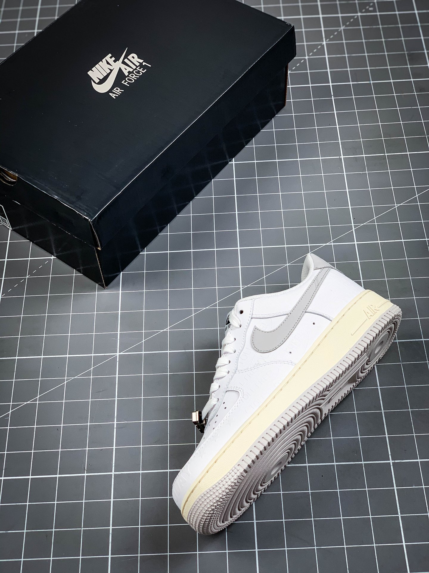 220 公司级 Nike Air Force 1 '07 Premium ”Toll Free”白灰CJ1631- 100
