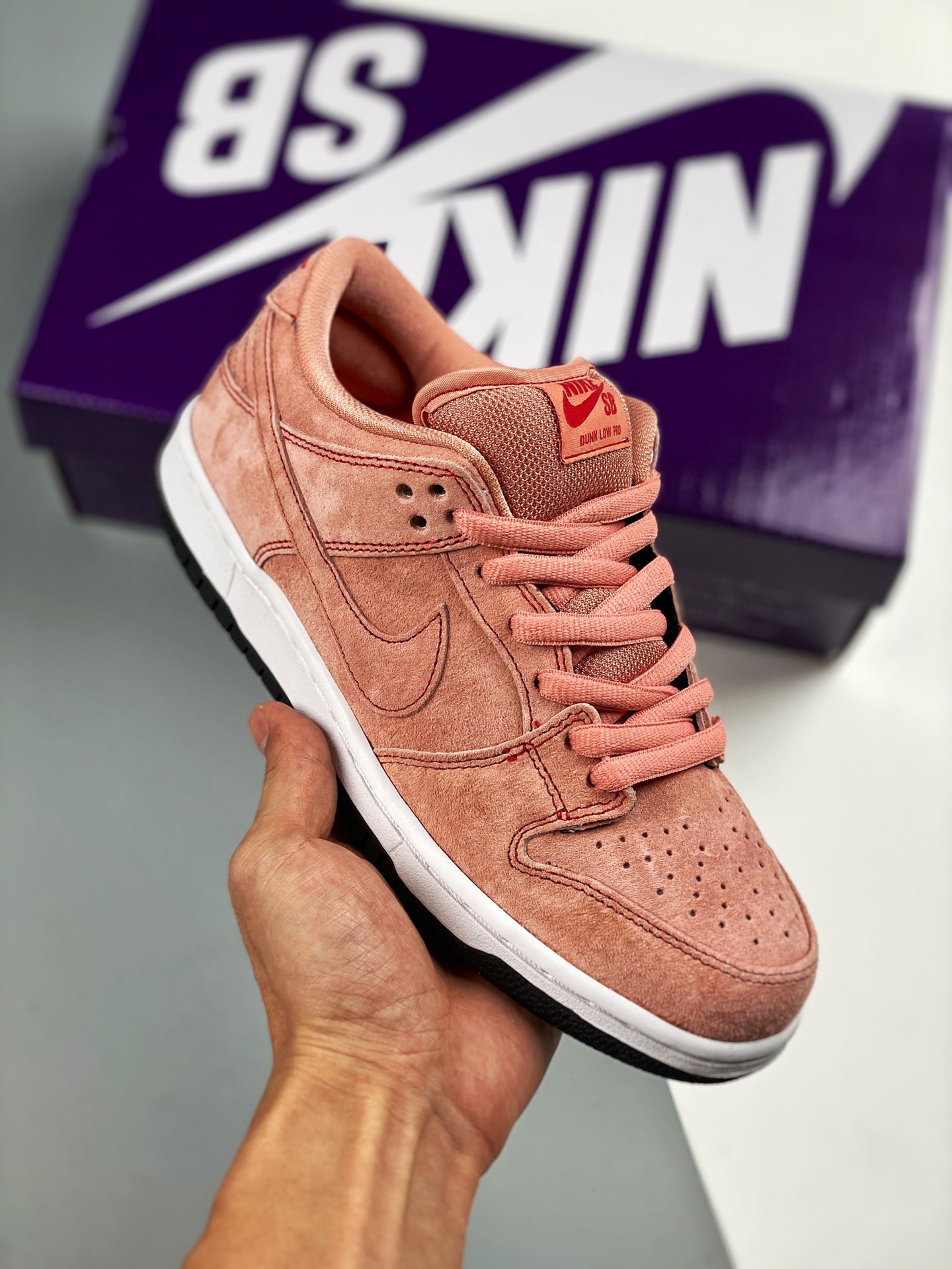 NK SB Dunk Low“Pink”骚粉 原渠道纸板打造 实拍首发 #原厂织唛标 一致匹配原版 #全市场唯一正确鞋带绑法 #原楦原纸板开发 匹配原版98%以上 #后跟垫棉独家呈现 后跟反口里弧度正确 #全新后跟电绣 电绣针数与正品一致…