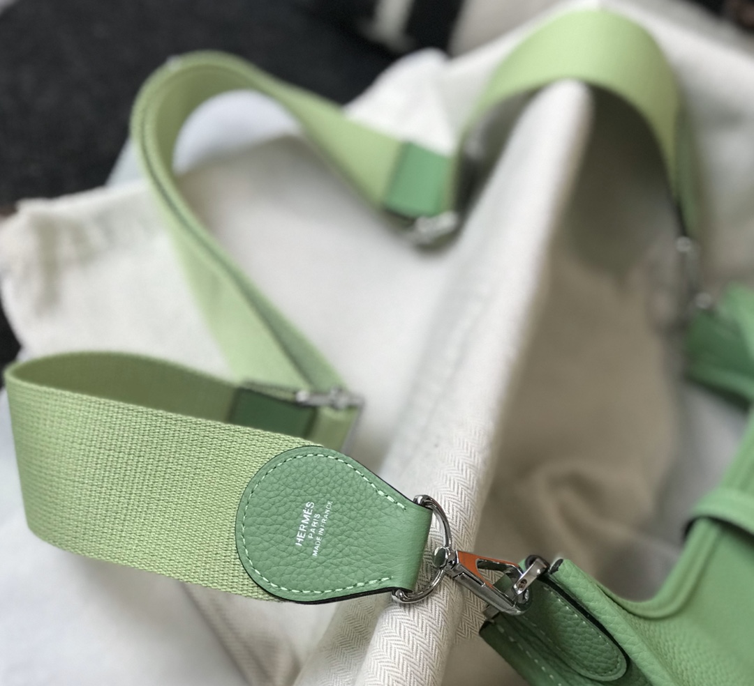Hermès Mini Evelyne Green Leather Crossbody Bag with Perforated H Logo 5 i1606970083 2436 3