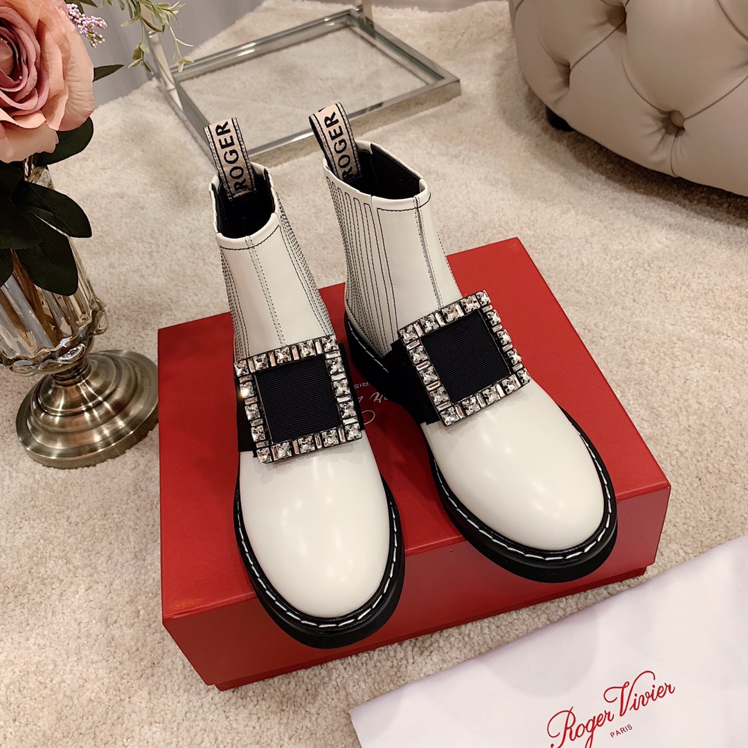 NO:533976,【RV】Dark Knight Boot Rangers 'White Black Line Opening Beaded Diamond Buckle' The highest version is super special contrasting lines and tire cowhides. A new color scheme is modern and full of modern feel. Both colors are fried chicken and white down jackets. Various versatile uppers·Imported beaded beaded cowhide inner foot pads imported mixed lambskin buckle head·Swarlow rhinestone + k gold electroplating, outsole·Skin leather edge strip + EVA high density foamed sole Heel height 3.5cm Size 35-39 (34, 40, 41 custom-made, no return and exchange) Diamond Buckle, boots, boots, down jacket, cowhide, sheepskin19860909【RV】耀眼骑士靴Rangers 「白色黑线开边珠钻扣」 最高版本超特别的撞色线条与胎牛皮擦出不一样的火花全新配色摩登感十足两款配色都炒鸡好看配白色羽绒服各种百搭 鞋面·进口开边珠牛皮 内里垫脚进口混种小羊皮 扣头·施华洛水钻+k金电镀 大底·真皮沿条+EVA高密度发泡大底 跟高3.5cm 尺码35-39（34、40、41定制不退换） 钻扣,靴子,boots,down jacket,cowhide,sheepskin,Women's Shoes