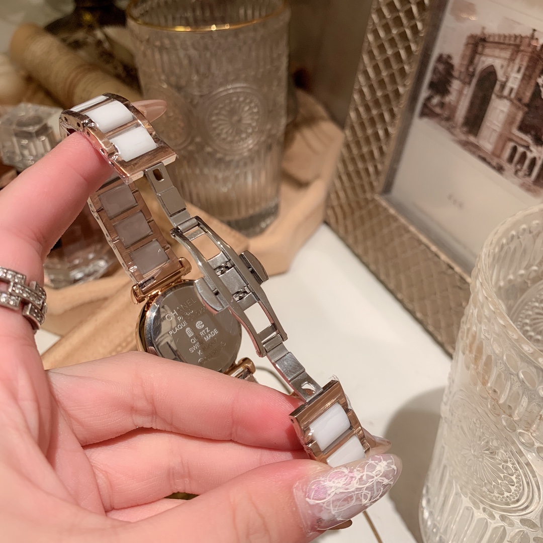 Chanel 香奈儿，简约，高端配置，蓝宝石镜面，316L精钢表壳 进口真牛皮表带，直径31mm厚8mm，魅力女表，潮流百搭