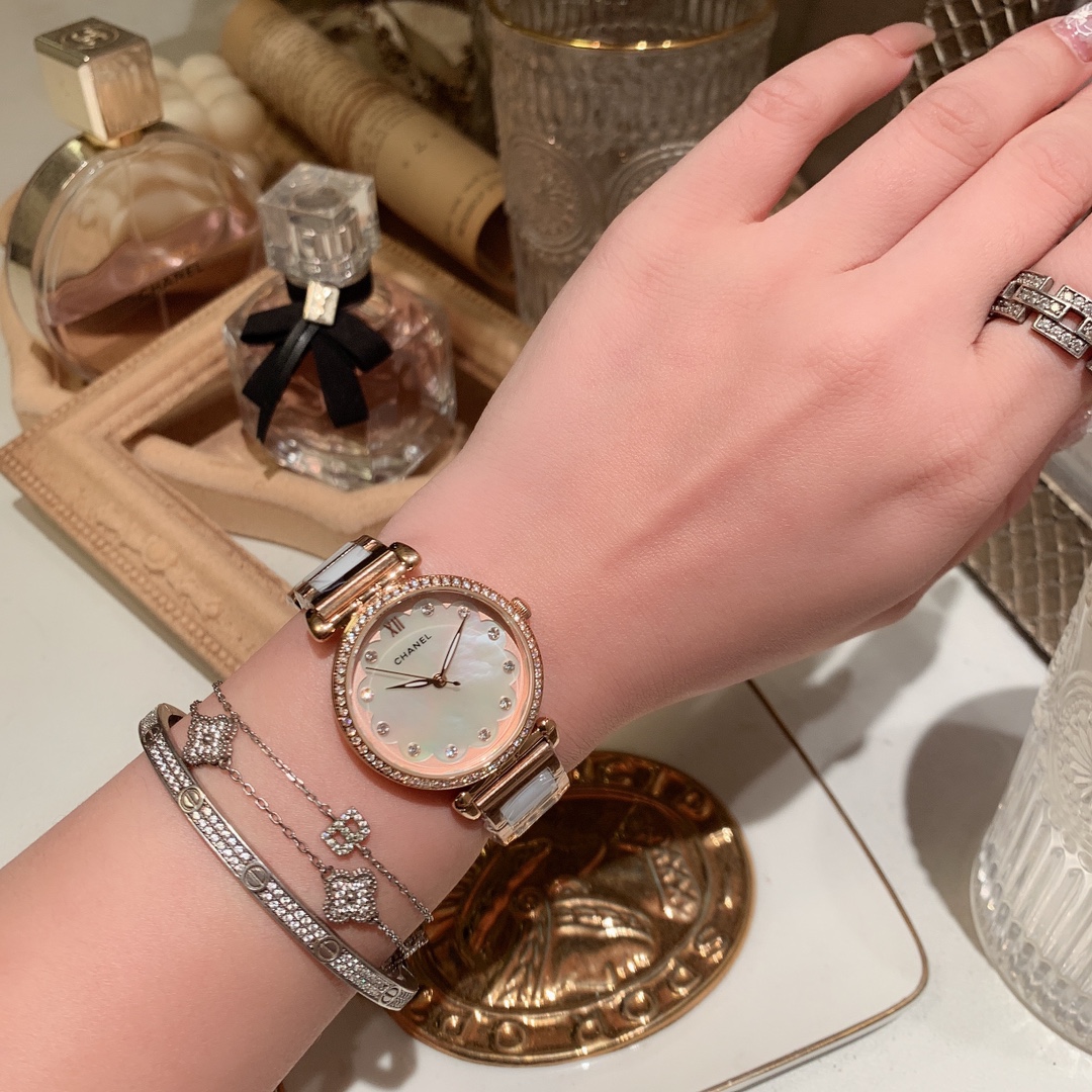 Chanel 香奈儿，简约，高端配置，蓝宝石镜面，316L精钢表壳 进口真牛皮表带，直径31mm厚8mm，魅力女表，潮流百搭