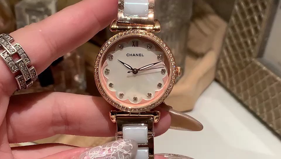 Chanel 香奈儿，简约，高端配置，蓝宝石镜面，316L精钢表壳 进口真牛皮表带，直径31mm厚8mm，魅力女表，潮流百搭