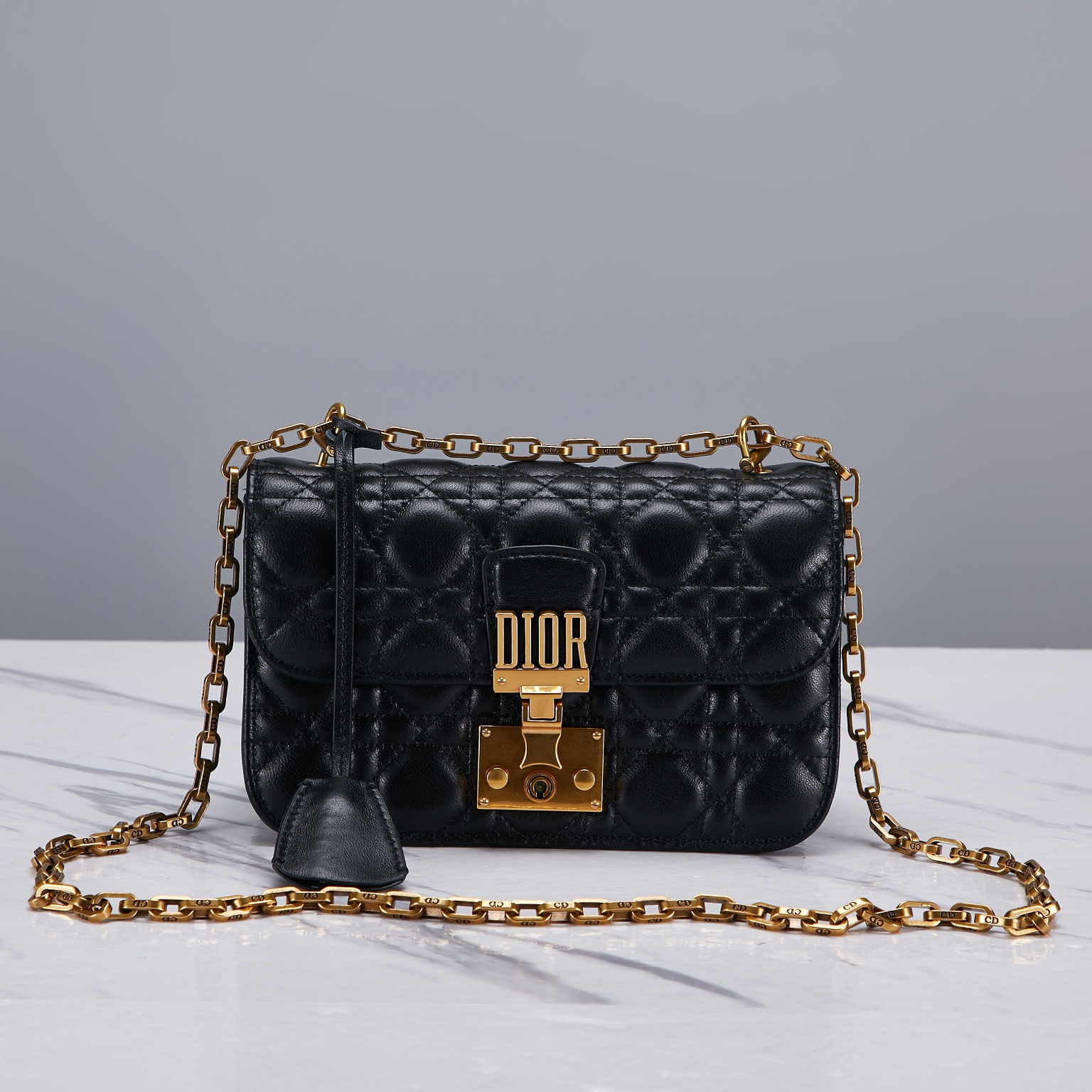 CHANEL/ Matelasse chain shoulder bag brown