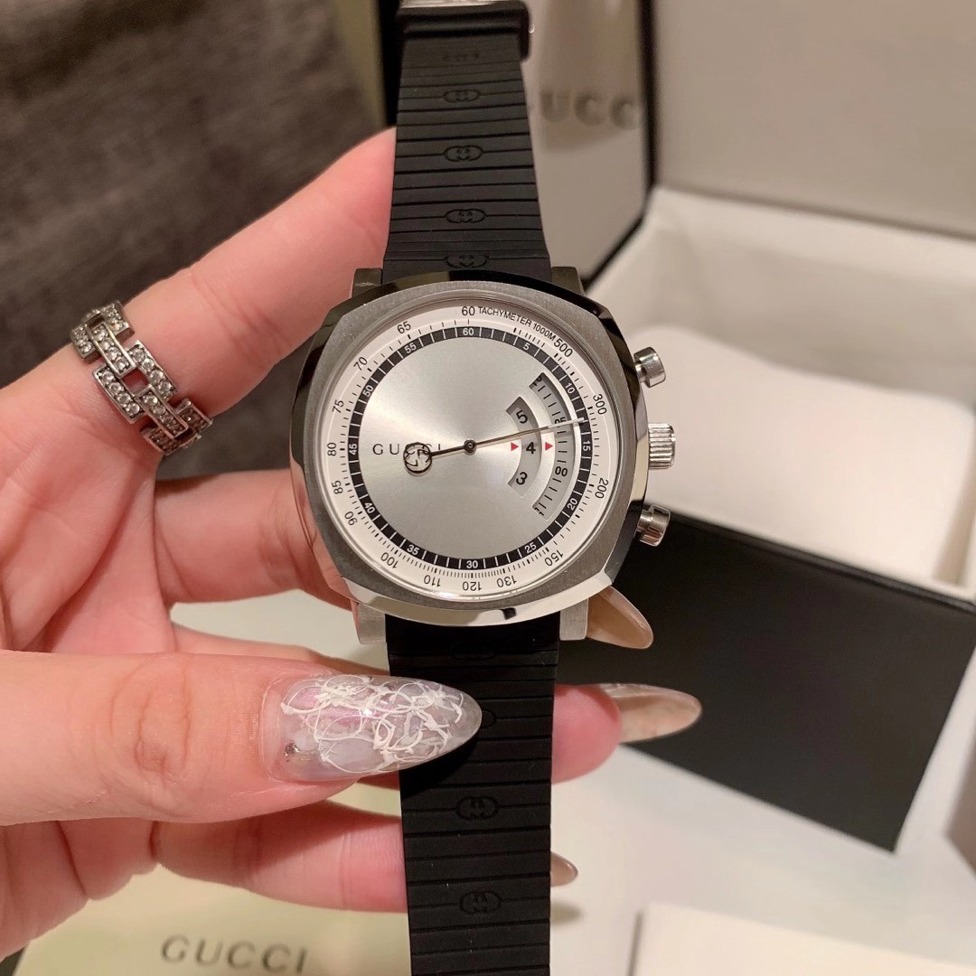 Gucci 古驰 简洁利落的造型搭配舒适贴合设计 生动形象的名称令人联想到滑手的运动鞋牢固抓附在滑板上的情景