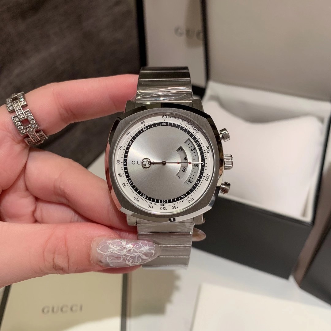 Gucci 古驰 简洁利落的造型搭配舒适贴合设计 生动形象的名称令人联想到滑手的运动鞋牢固抓附在滑板上的情景