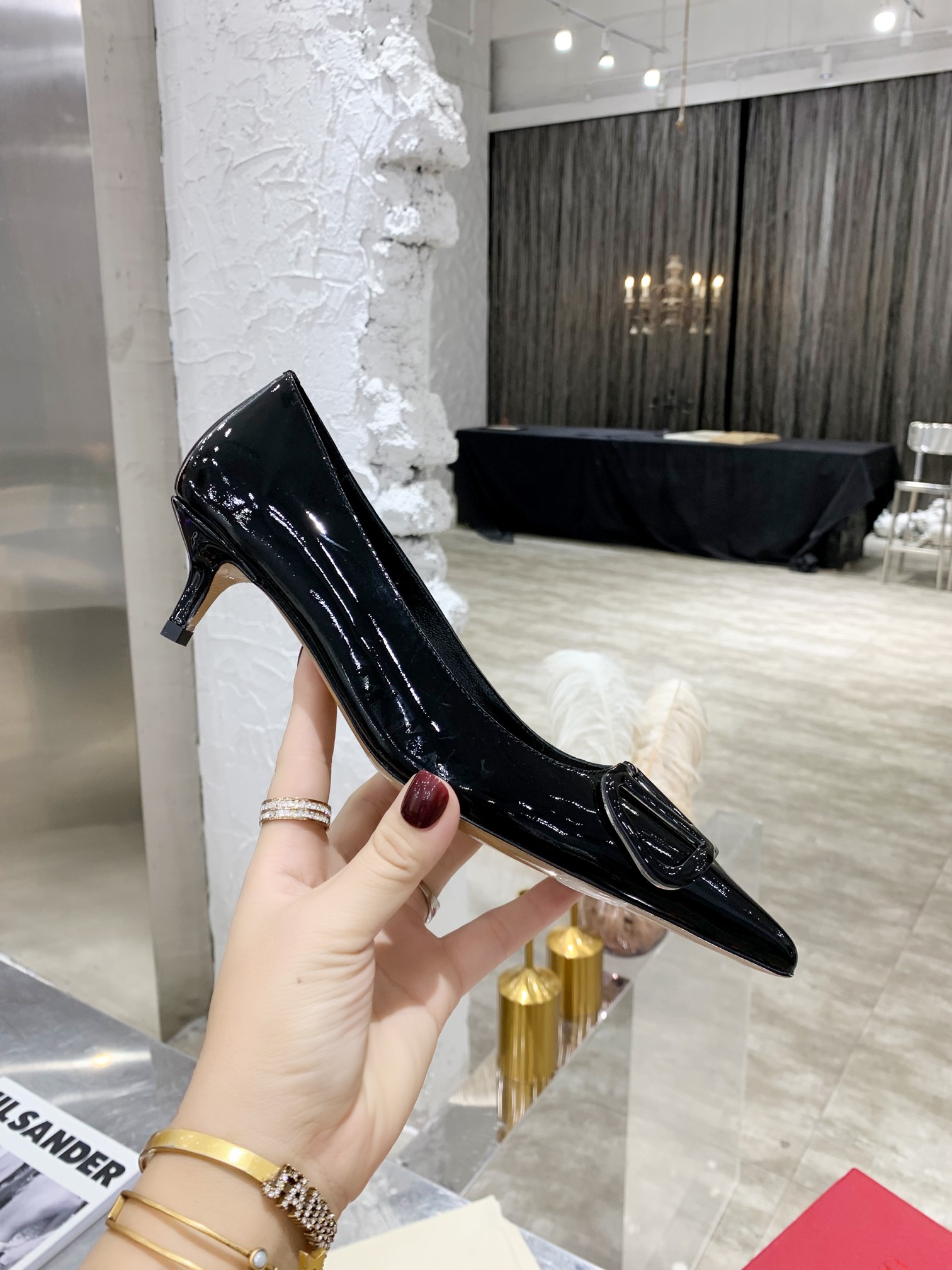 NO:166918,(Specialized for genuine leather soles) Valentino fashion shoes V-buckle pointed toe single shoes Calf patent leather high heels (general leather bag buckle) High frequency welding process leather VLOGO accessories Heel height: 4.5cm Size: 35-40#, high heels, valentino, valentino, high heels19860909（专做真皮底）  Valentino华伦天奴时装鞋 V扣尖头单鞋 小牛漆皮高跟鞋（真皮包扣） 高频焊接工艺皮质 VLOGO 配饰  跟高:4.5cm  码数:35-40＃,高跟鞋,valentino,valentino,high heels,Women's Shoes