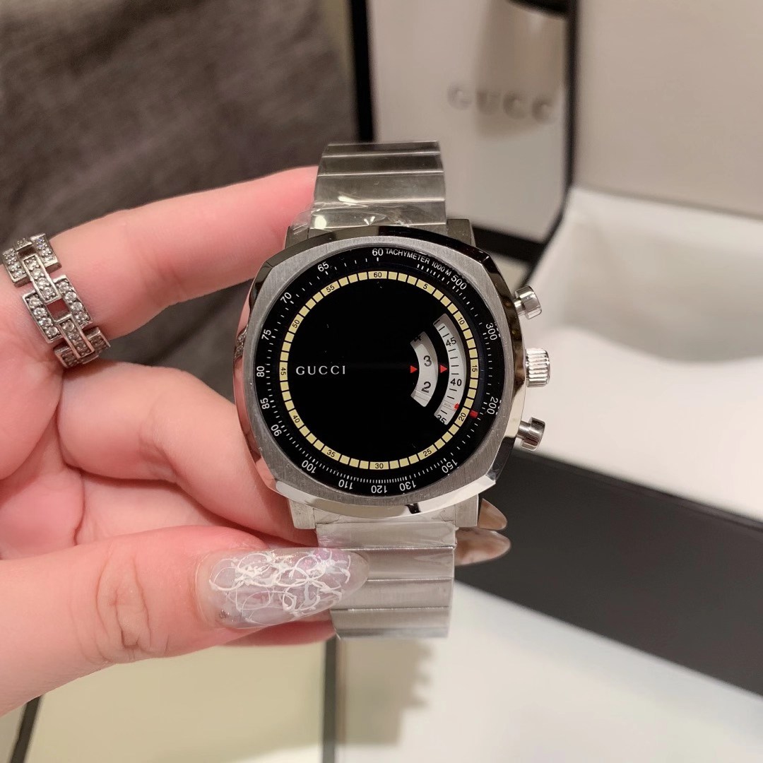 Gucci 古驰 简洁利落的造型搭配舒适贴合设计 生动形象的名称令人联想到滑手的运动鞋牢固抓附在滑板上的情景