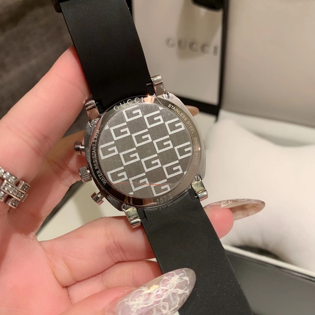 Gucci 古驰 简洁利落的造型搭配舒适贴合设计 生动形象的名称令人联想到滑手的运动鞋牢固抓附在滑板上的情景