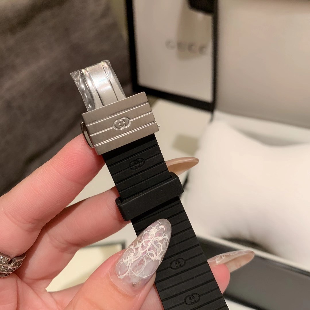 Gucci 古驰 简洁利落的造型搭配舒适贴合设计 生动形象的名称令人联想到滑手的运动鞋牢固抓附在滑板上的情景