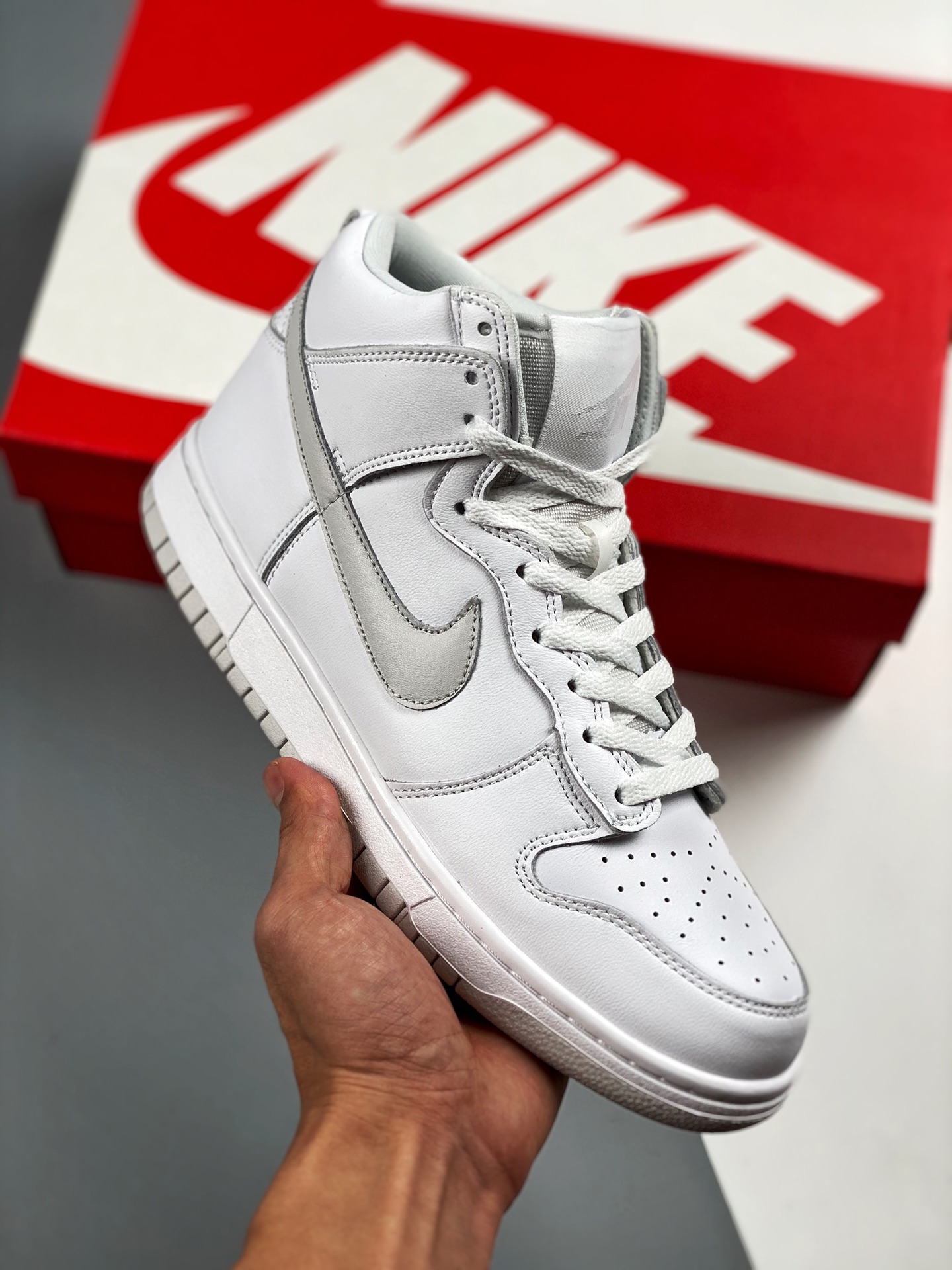 Nike SB Dunk Hi SP“Pure Platinum”纯白 原渠道纸板打造 实拍首发 #原厂织唛标 一致匹配原版 #全市场唯一正确鞋带绑法 #原楦原纸板开发 匹配原版98%以上 #后跟垫棉独家呈现 后跟反口里弧度正确 #全新后…