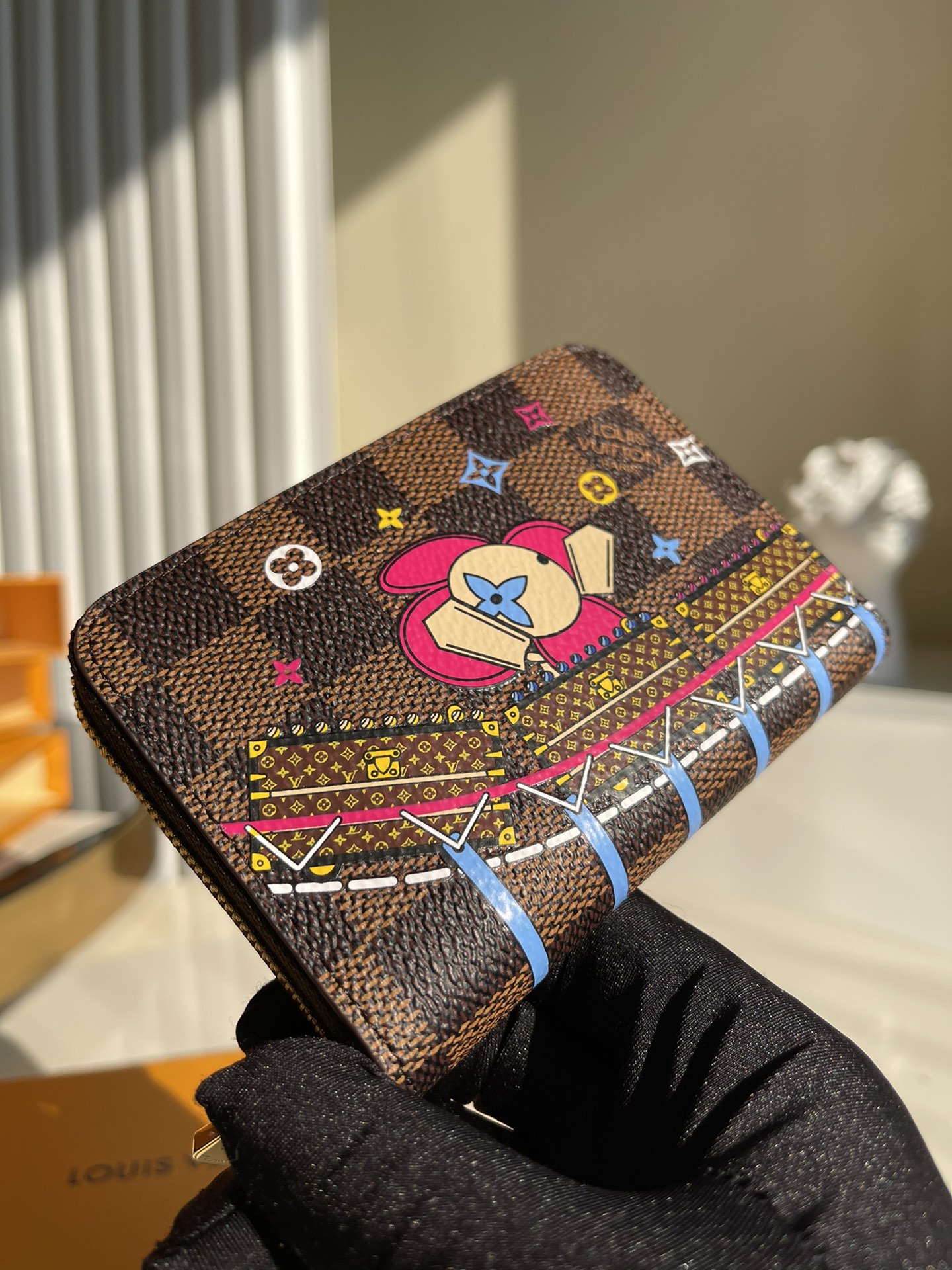 NO:396560,[Exclusive real shot N60404] 'Gibi Coin Perth' made with a single gram canvas. This is a special edition limited to Japan, connected to the collections of the holiday season. Louis Vuitton's mascot 'Vivian' paints a ride on a rotating swing. The cute collector project with the symbol of meisong is very suitable for gift-giving. Size: 11.0 x 8.5 x 2.0 cm Z.240, LV [original leather], louis vuitton, louis vuitton19860909【独家实拍N60404】用单克画布制作的“吉比·硬币珀斯”.这是日本限定的特别版,与假日季的收藏品相连.路易·威登的吉祥物“维维安”画出了骑着旋转秋千玩的样子.带有梅松象征的可爱收藏家项目非常适合送礼.尺寸: 11.0 x 8.5 x 2.0 cm Z.240,LV【原厂皮】,louis vuitton,louis vuitton,Bag