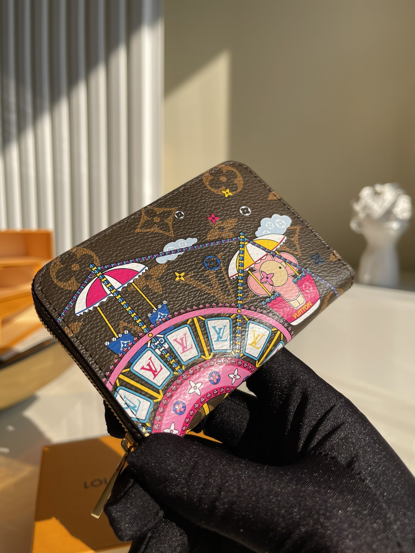 NO:396557,[Exclusive real shot M69745] 'Gibi Coin Perth' made of a single gram canvas. This is a special edition limited to Japan, connected to the collections for the holiday season. Louis Vuitton's mascot 'Vivian' paints a ride on a rotating swing. The cute collector project with the symbol of Meisong is very suitable for gift-giving. Size: 11.0 x 8.5 x 2.0 cm Z.240, LV [original leather], louis vuitton, louis vuitton19860909【独家实拍M69745】用单克画布制作的“吉比·硬币珀斯”.这是日本限定的特别版,与假日季的收藏品相连.路易·威登的吉祥物“维维安”画出了骑着旋转秋千玩的样子.带有梅松象征的可爱收藏家项目非常适合送礼.尺寸: 11.0 x 8.5 x 2.0 cm Z.240,LV【原厂皮】,louis vuitton,louis vuitton,Bag