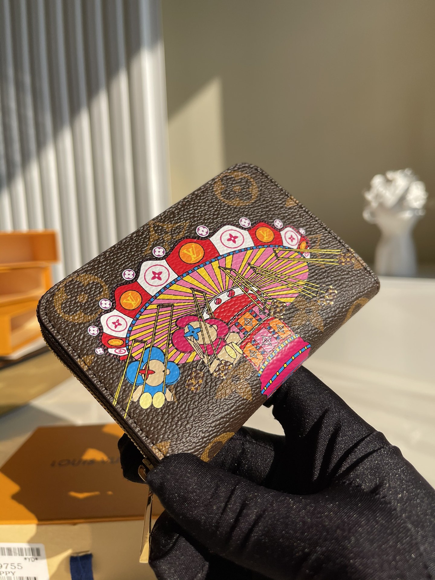 NO:396554,[Exclusive real shot M69755] 'Gibi Coin Perth' made of a single gram canvas. This is a special edition limited to Japan, connected to the collections for the holiday season. Louis Vuitton's mascot 'Vivian' paints a ride on a rotating swing. The cute collector project with the symbol of meisong is very suitable for gift-giving. Size: 11.0 x 8.5 x 2.0 cm Z.240, LV [original leather], louis vuitton, louis vuitton19860909【独家实拍M69755】用单克画布制作的“吉比·硬币珀斯”.这是日本限定的特别版,与假日季的收藏品相连.路易·威登的吉祥物“维维安”画出了骑着旋转秋千玩的样子.带有梅松象征的可爱收藏家项目非常适合送礼.尺寸: 11.0 x 8.5 x 2.0 cm Z.240,LV【原厂皮】,louis vuitton,louis vuitton,Bag