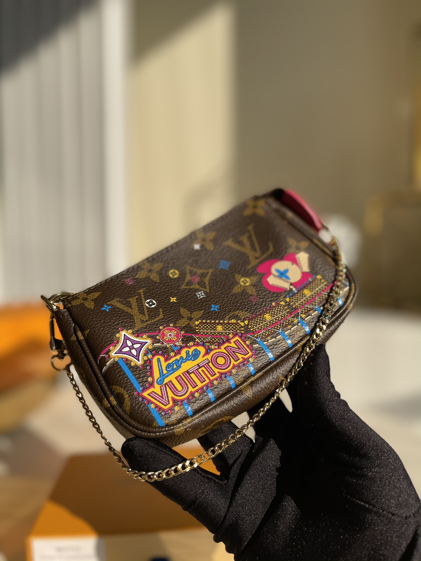 NO:399672,【Exclusive real-life M69752 Christmas model】 Whether placed in other handbags or carried alone, this Mini Pochette Accessoires is a striking and fashionable highlight. The car pattern style with classic handbags is cute, adding vivid and lively decorative features to this practical handbag z.,LV [original leather],louis vuitton19860909【独家实拍M69752圣诞款】无论放于其他手袋还是单独携带,此款Mini Pochette Accessoires均是引人注目的时尚亮点.搭配经典手袋的汽车图案风格可爱,为此款实用手袋增添生动活泼的装饰特色 z.,LV【原厂皮】,louis vuitton,Bag