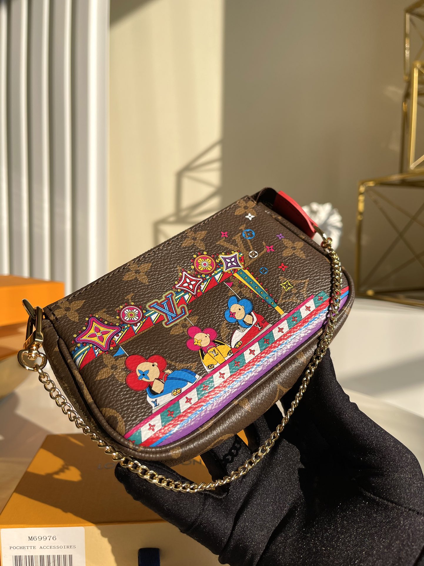 NO:399675,【Exclusive real-life M69976 Christmas model】 Whether placed in other handbags or carried alone, this Mini Pochette Accessoires is a striking and fashionable highlight. The car pattern style with classic handbags is cute, adding vivid and lively decorative features to this practical handbag z.,LV [original leather],louis vuitton19860909【独家实拍M69976圣诞款】无论放于其他手袋还是单独携带,此款Mini Pochette Accessoires均是引人注目的时尚亮点.搭配经典手袋的汽车图案风格可爱,为此款实用手袋增添生动活泼的装饰特色 z.,LV【原厂皮】,louis vuitton,Bag