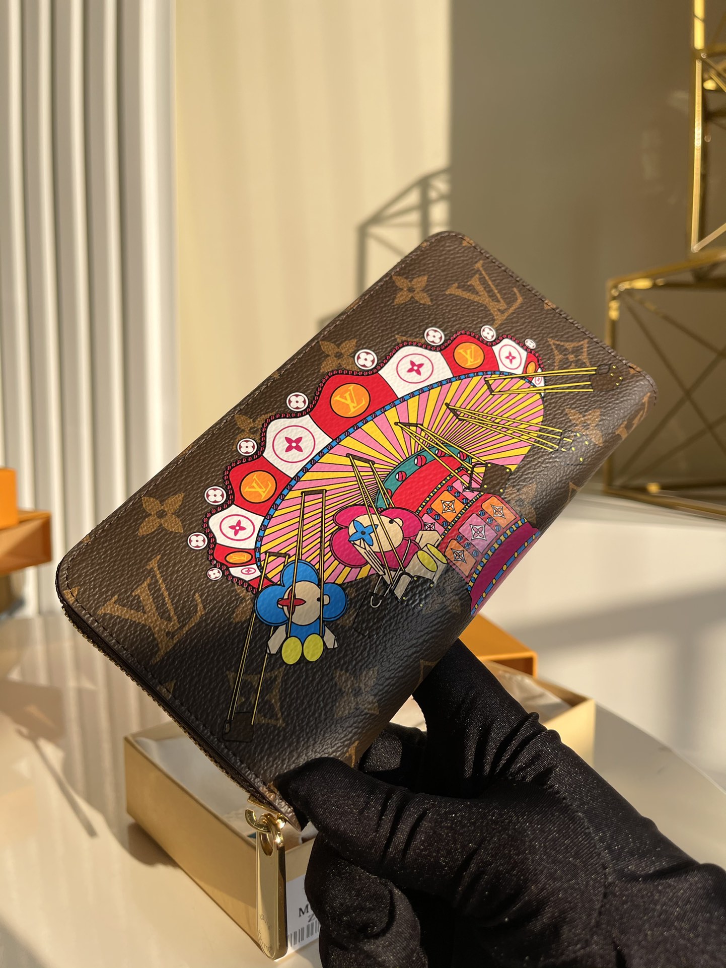 NO:396545,【Exclusive real shot M69753】Christmas series. Size: 19.5 x 10.5 x 2.5 cm Christmas collection Zippy wallet material Monogram or Damier Ebene canvas, colorfully presents the brand mascot Vivienne at the amusement park to convey the festive atmosphere. Full zippered and delicate design hides practical functions.z.290,LV [original leather],louis vuitton19860909【独家实拍M69753】圣诞系列.尺寸:19.5 x 10.5 x 2.5 厘米 圣诞典藏款 Zippy 钱夹取材 Monogram 或 Damier Ebene 帆布,缤纷呈现品牌吉祥物 Vivienne 现身游乐场的欢畅时光,传递节日气氛.全拉链纤巧设计暗藏实用功能.z.290,LV【原厂皮】,louis vuitton,Bag