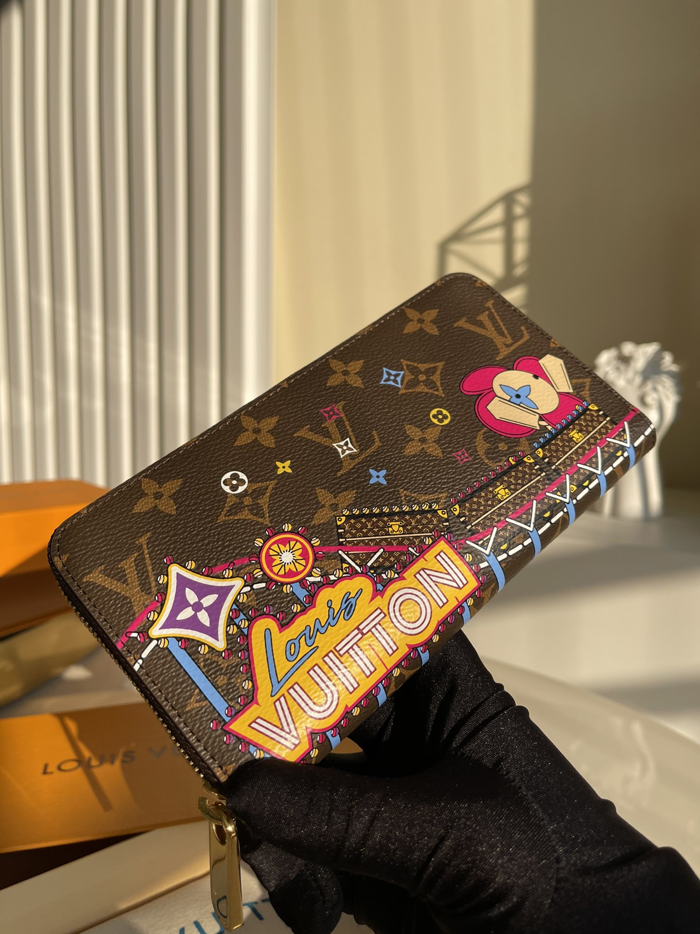 NO:396542,【Exclusive real shot M69750】Christmas series. Size: 19.5 x 10.5 x 2.5 cm Christmas collection Zippy wallet material Monogram or Damier Ebene canvas, colorfully presents the brand mascot Vivienne at the amusement park to convey the festive atmosphere. Full zippered and delicate design hides practical functions.z.290,LV [original leather],louis vuitton19860909【独家实拍M69750】圣诞系列.尺寸:19.5 x 10.5 x 2.5 厘米 圣诞典藏款 Zippy 钱夹取材 Monogram 或 Damier Ebene 帆布,缤纷呈现品牌吉祥物 Vivienne 现身游乐场的欢畅时光,传递节日气氛.全拉链纤巧设计暗藏实用功能.z.290,LV【原厂皮】,louis vuitton,Bag