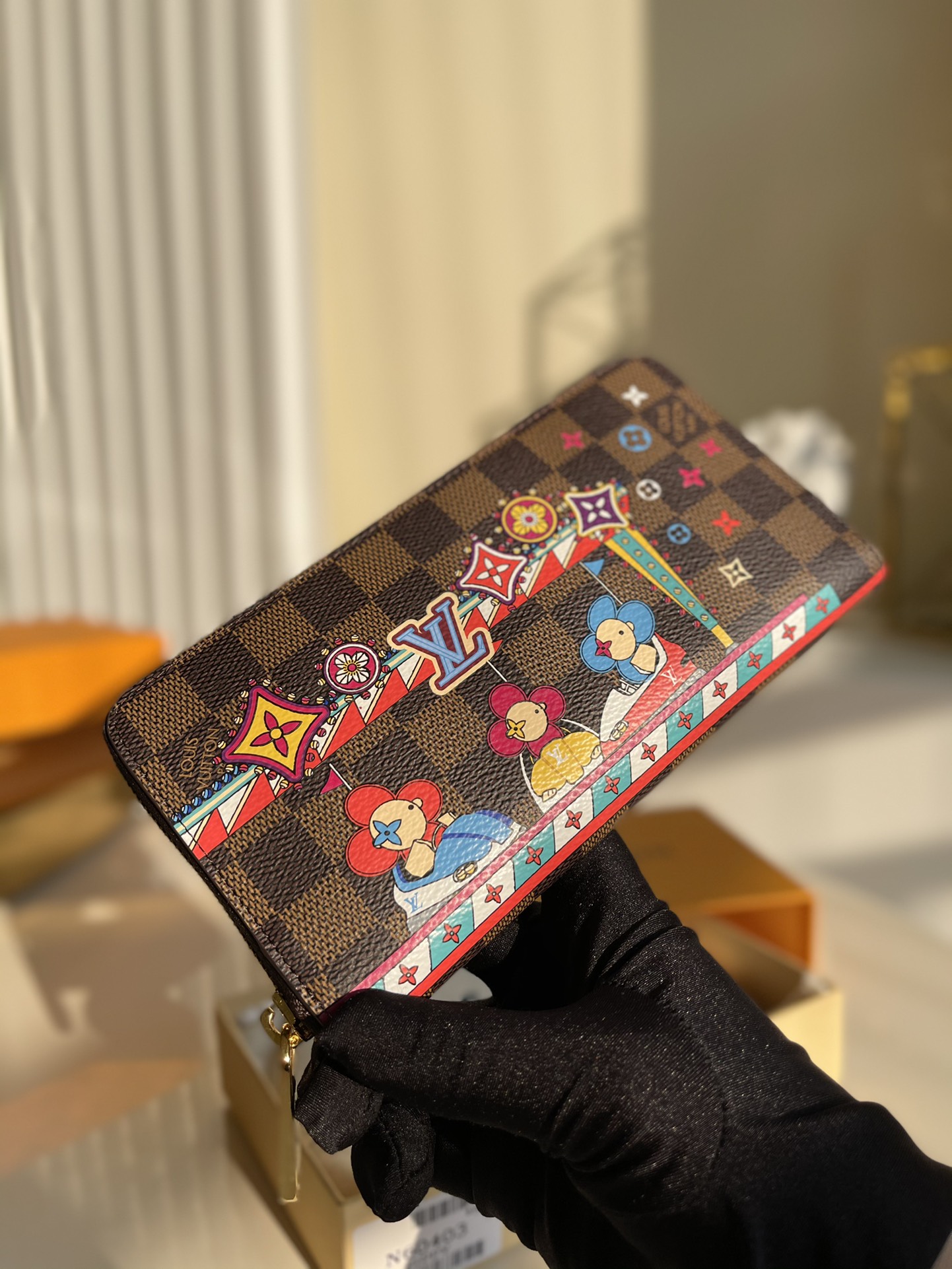 NO:396539,【Exclusive real shot N60403】Christmas series. Size: 19.5 x 10.5 x 2.5 cm Christmas collection Zippy wallet material Monogram or Damier Ebene canvas, colorfully presents the brand mascot Vivienne at the amusement park to convey the festive atmosphere. Full zippered and delicate design hides practical functions.z.290, LV [original leather], louis vuitton19860909【独家实拍N60403】圣诞系列.尺寸:19.5 x 10.5 x 2.5 厘米 圣诞典藏款 Zippy 钱夹取材 Monogram 或 Damier Ebene 帆布,缤纷呈现品牌吉祥物 Vivienne 现身游乐场的欢畅时光,传递节日气氛.全拉链纤巧设计暗藏实用功能.z.290,LV【原厂皮】,louis vuitton,Bag