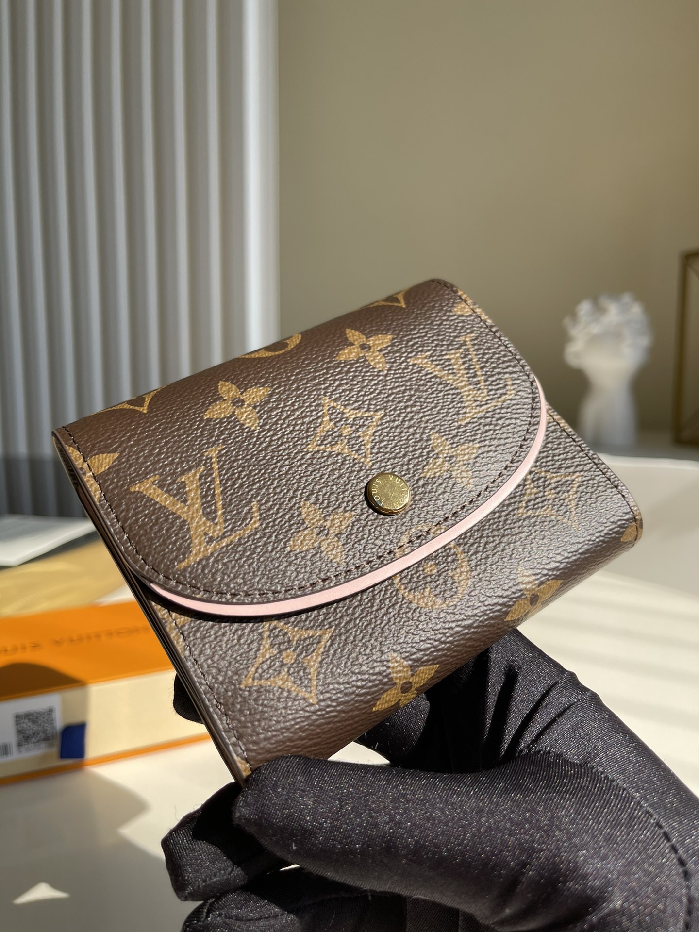 NO:396562,[Exclusive real-life M62037 powder] ARIANE wallet is compact and exquisitely designed. This Ariane wallet has multiple credit card mezzanines, hiding practical pockets everywhere. The colored lines around the bag cover add a feminine flavor to Monogram canvas. Size 12-2-9cm B., LV [original leather], louis vuitton19860909【独家实拍M62037粉】ARIANE 錢包小巧,設計精妙,這款Ariane錢包設有多個信用卡夾層,處處隱藏實用口袋.袋蓋周邊的彩色線,為Monogram帆布增添女性風味 尺寸12-2-9cm B.,LV【原厂皮】,louis vuitton,Bag