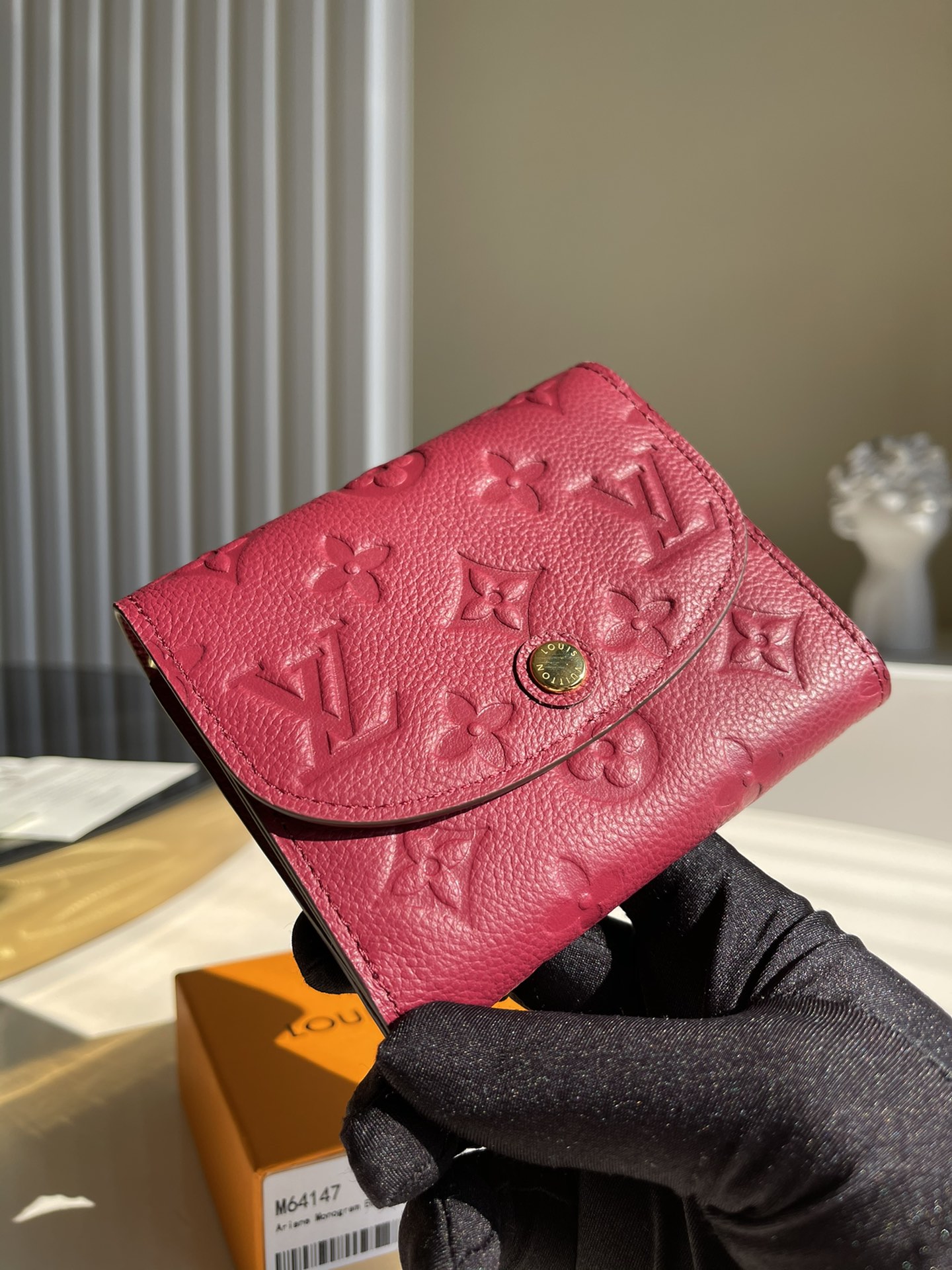 NO:396559,【Exclusive real photo M64147】ARIANE wallet is compact and exquisitely designed. This Ariane wallet has multiple credit card mezzanine, hiding practical pockets everywhere. The colored lines around the bag cover add feminine flavor to Monogram EM canvas. Size 12-2-9cm B.,LV [original leather],louis vuitton19860909【独家实拍M64147】全皮压花 ARIANE 錢包小巧,設計精妙,這款Ariane錢包設有多個信用卡夾層,處處隱藏實用口袋.袋蓋周邊的彩色線,為Monogram EM 帆布增添女性風味 尺寸12-2-9cm B.,LV【原厂皮】,louis vuitton,Bag