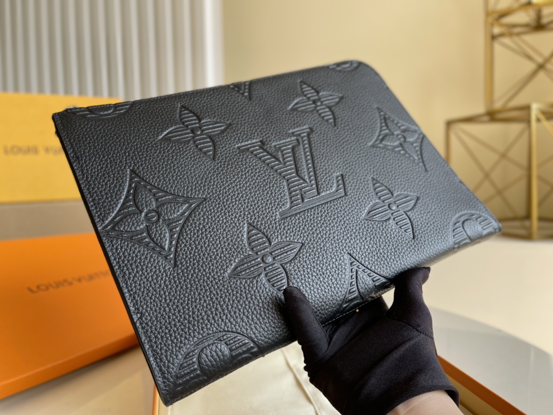 NO:396547,【Exclusive real photo M80044】Big size clutch Pochette Jour is a Taurillon Shadow leather imprinted with oversized Monogram pattern, paired with an iconic L-shaped zipper, showing a softness in the eye. The maximum size of the Louis Vuitton folder series can accommodate laptops. Size 35 x 25 x 2 cm z.,LV【Original Leather】,louis vuitton,louis vuitton19860909【独家实拍M80044】大号手包 Pochette Jour 为Taurillon Shadow 皮革压印超大 Monogram 图案,搭配标志性 L 形拉链,醒目之中流露一缕柔和.路易威登文件夹系列的最大尺寸可容纳笔记本电脑.尺寸 35 x 25 x 2 cm z.,LV【原厂皮】,louis vuitton,louis vuitton,Bag