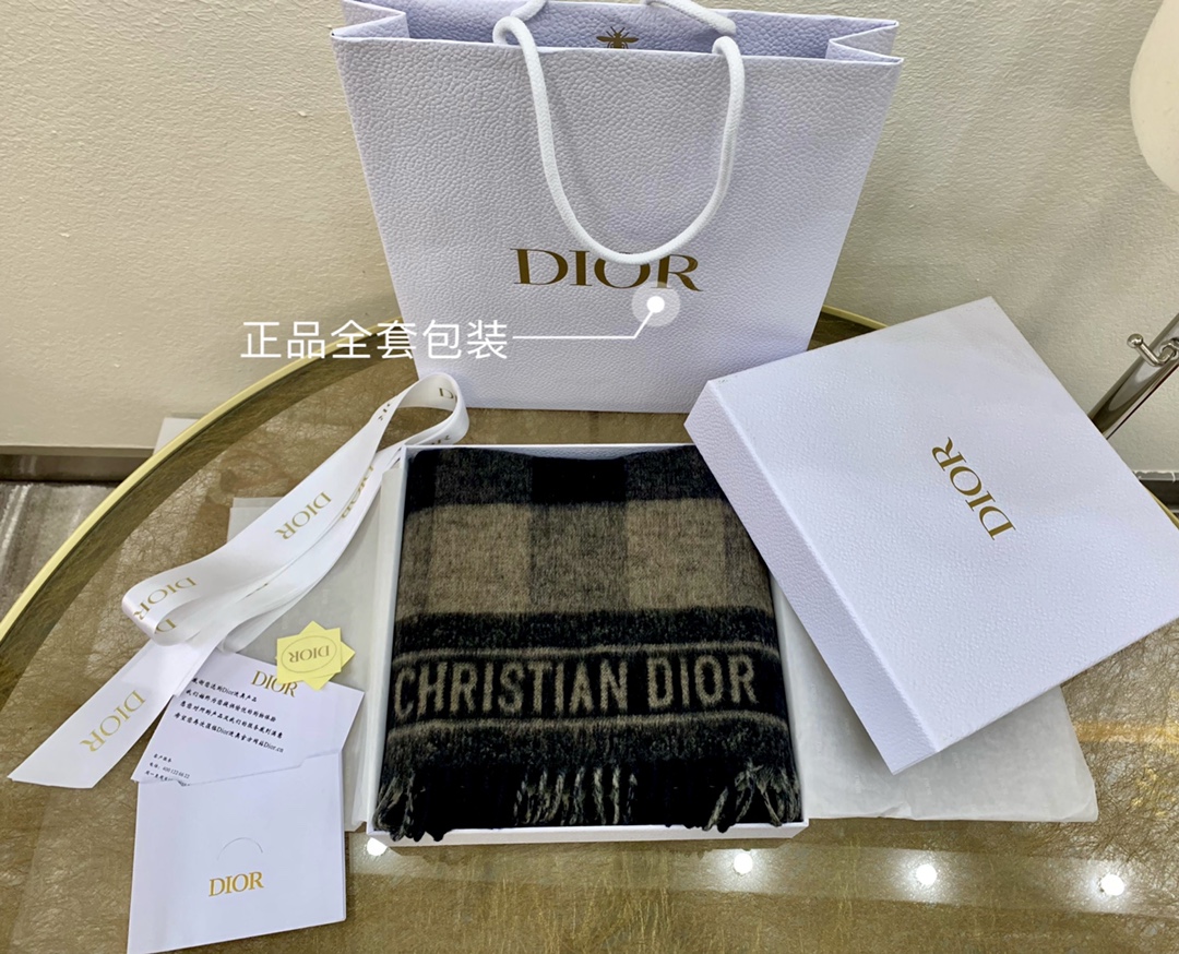 Dior迪奥米色黑色格子围巾披肩