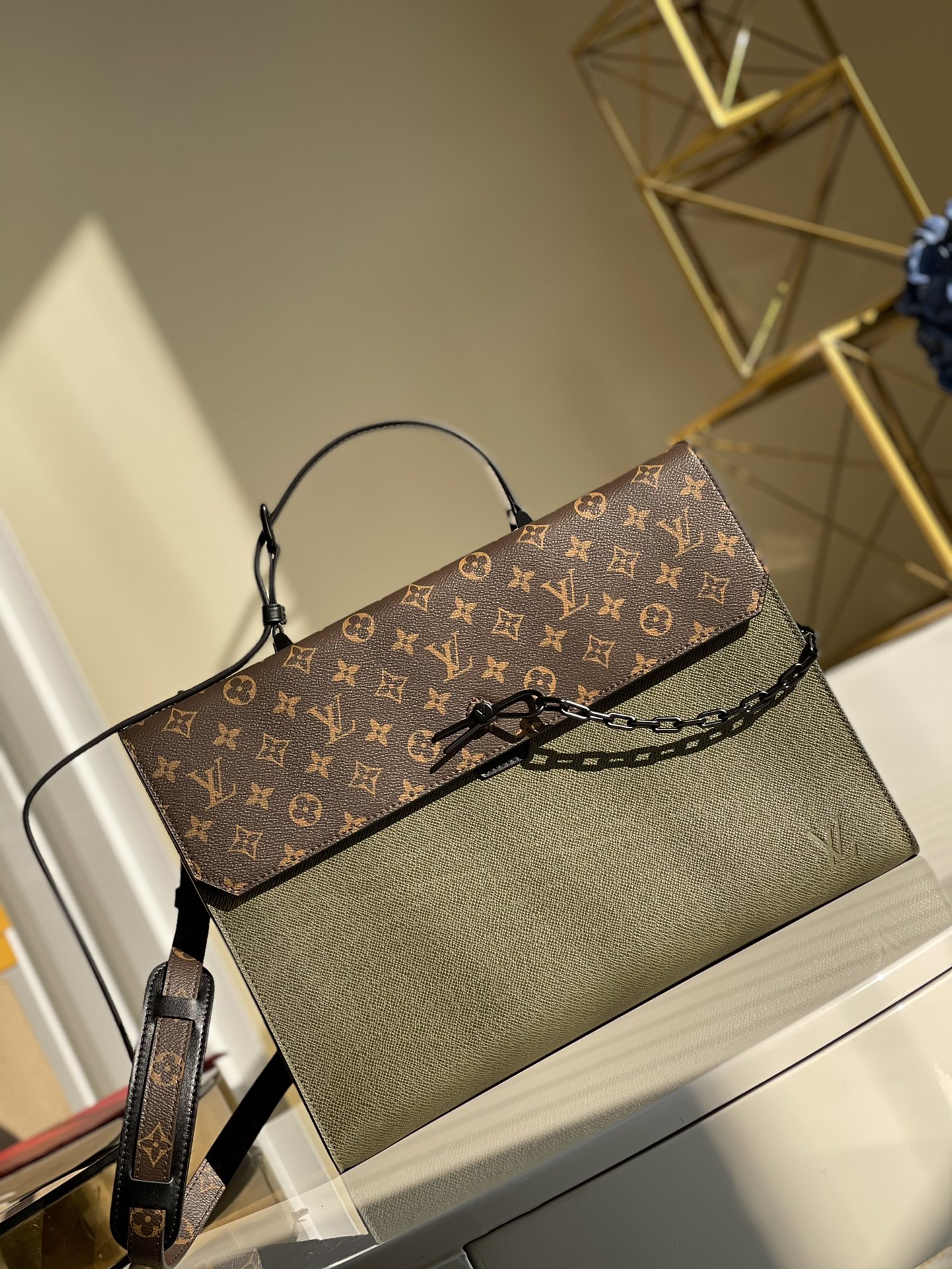 NO:396544,【Exclusive real photo of M30591 military green】 Autumn and winter, Robusto briefcase reveals the grace of Taga leather in Virgil Abloh's hands, paired with the iconic pin buckle and adjustable leather handles and shoulder straps from Steamer handbags, making important documents and personal items safe and secure. Size 40.0 x 34.0 x 10.0 cm x.,LV [original leather],louis vuitton19860909【独家实拍M30591军绿色】 秋冬,Robusto 公文包在 Virgil Abloh 手中流露 Taga 皮革的雍容气度,搭配源自 Steamer 手袋的标志性针扣和可调节皮革手柄及肩带,令重要文件及私人物品安全随行.尺寸40.0 x 34.0 x 10.0 厘米 x.,LV【原厂皮】,louis vuitton,Bag