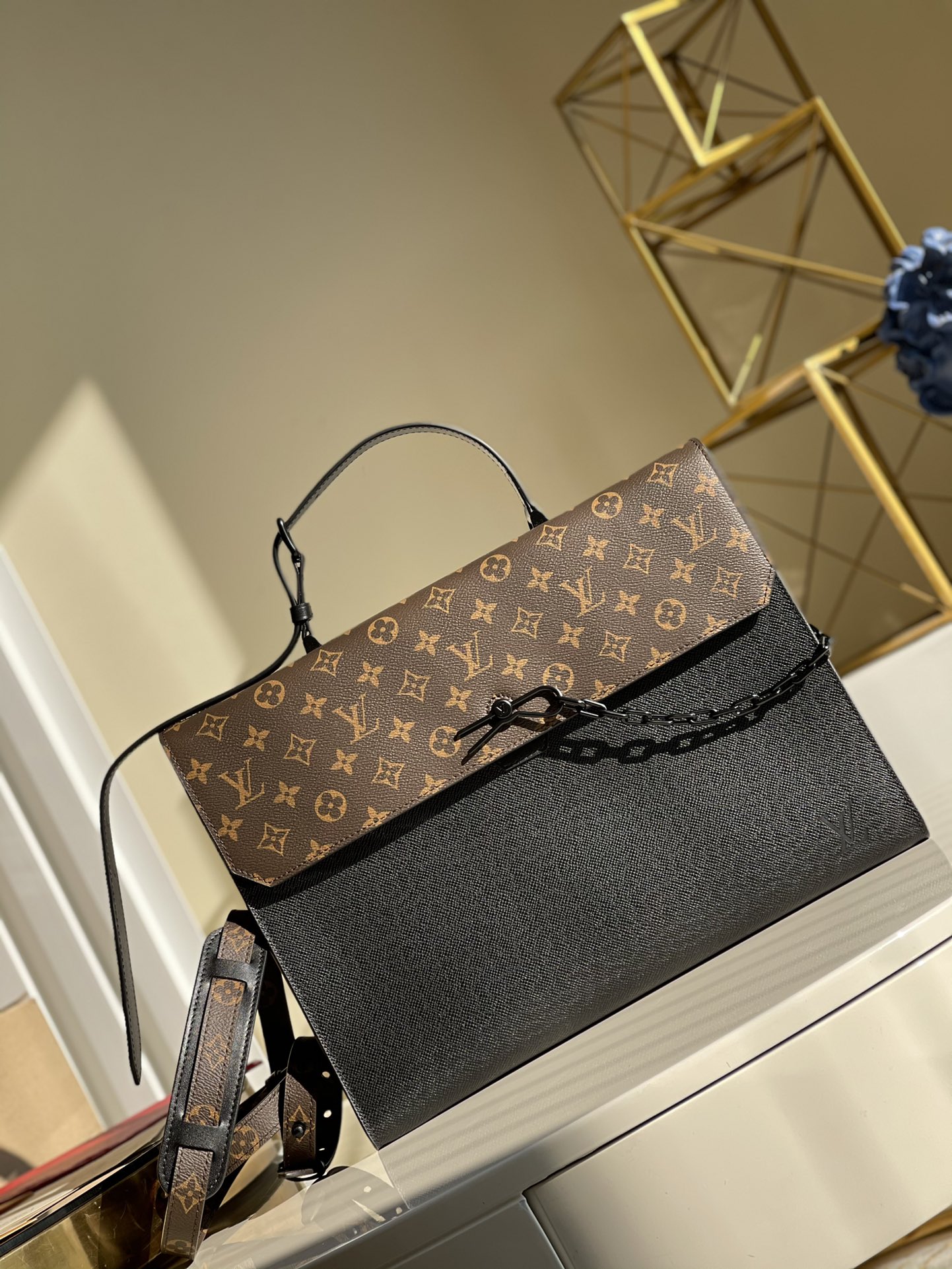 NO:396541,【Exclusive real shot of M30591 black】 Autumn and winter, Robusto briefcase reveals the grace of Taga leather in Virgil Abloh's hands, paired with the iconic pin buckle and adjustable leather handles and shoulder straps from Steamer handbags, making important documents and personal items safe and secure. Size 40.0 x 34.0 x 10.0 cm x.850, LV [original leather], louis vuitton19860909【独家实拍M30591黑色】 秋冬,Robusto 公文包在 Virgil Abloh 手中流露 Taga 皮革的雍容气度,搭配源自 Steamer 手袋的标志性针扣和可调节皮革手柄及肩带,令重要文件及私人物品安全随行.尺寸40.0 x 34.0 x 10.0 厘米 x.850,LV【原厂皮】,louis vuitton,Bag