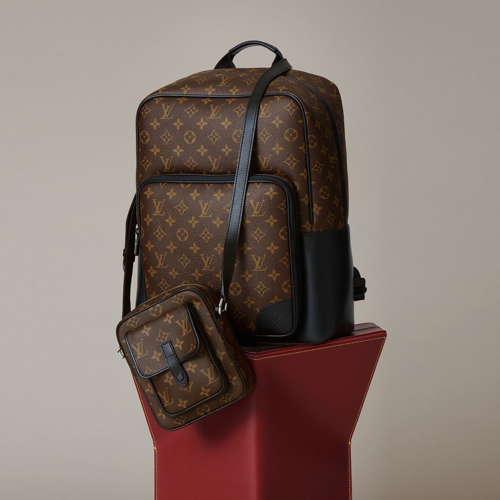 NO:200890,The original single Christopher mini handbag is made of Louis Vuitton's iconic Monogram Macassar material and matte metal parts, paired with adjustable shoulder straps, and the dynamic atmosphere bursts out. It also has a spacious compartment and front pocket, providing a modern way to carry everyday needs. Monogram Macassar coated canvas and cowhides, cowhides, fabric lining, adjustable shoulder straps, front pockets are equipped with leather hooks and inner patch pockets! ! Model: M69404; Size: 15x17x8CM, LV [top original list], louis vuitton, louis vuitton, cowhide19860909原单Christopher 迷你手袋取材路易威登标志性 Monogram Macassar 材质和哑光金属件,搭配可调节肩带,动感气息随即迸发.另设有宽敞隔层和前袋,为携带日常所需提供摩登之法.Monogram Macassar 涂层帆布和牛皮一牛皮饰边一织物内衬一可调节肩带一前袋配有皮革钩扣一内贴袋！！型號:M69404；尺寸:15x17x8CM,LV【顶级原单】,louis vuitton,louis vuitton,cowhide,Bag