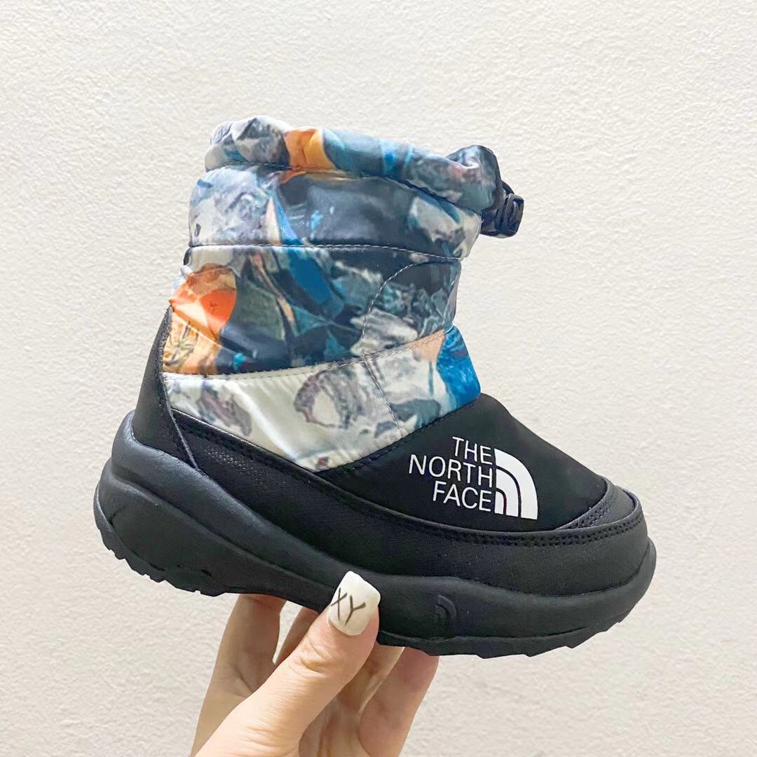 北面高帮儿童雪地靴 尺码：24-35码 让宝贝的脚丫穿上羽绒服，超级暖和宝贝再也不怕冷到脚了❤️防滑耐磨大底✔️内里高帮加绒加厚，保暖舒适❄️-选品中心