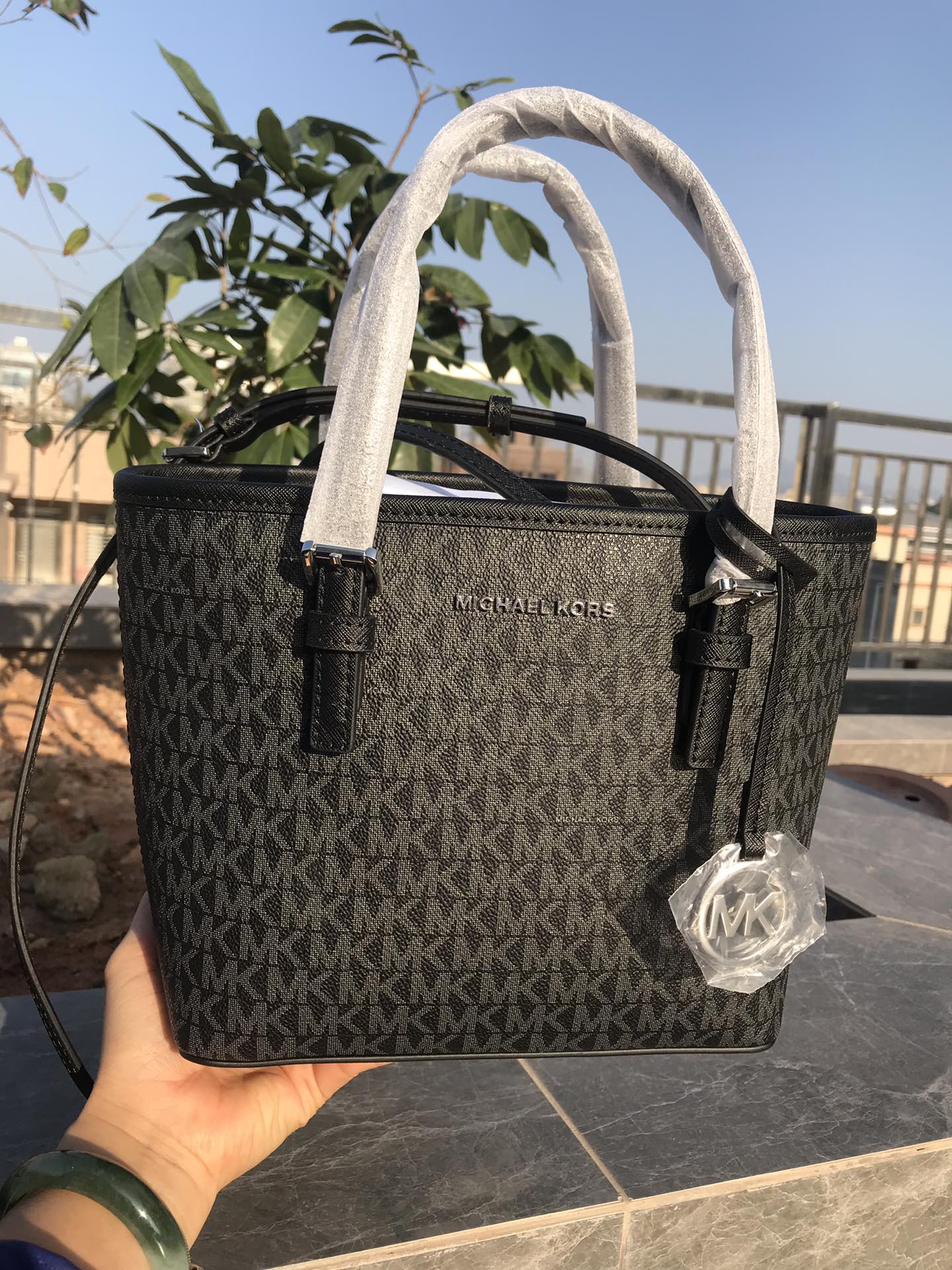 Michael Kors MK新款小号购物袋 十字纹牛皮 购物袋pv专用面料样式 设计改成了小号 额外加了长背带