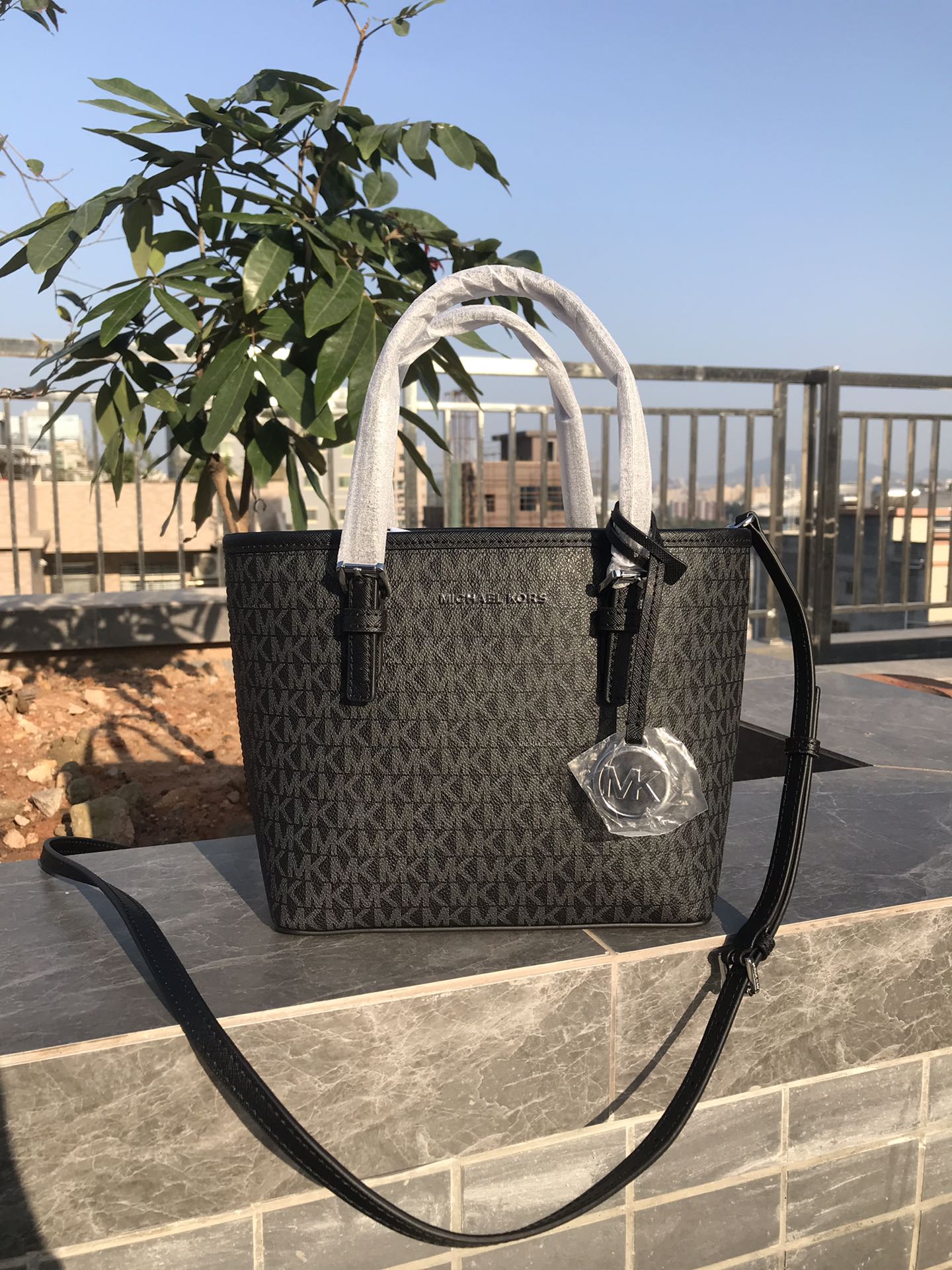 Michael Kors MK新款小号购物袋 十字纹牛皮 购物袋pv专用面料样式 设计改成了小号 额外加了长背带