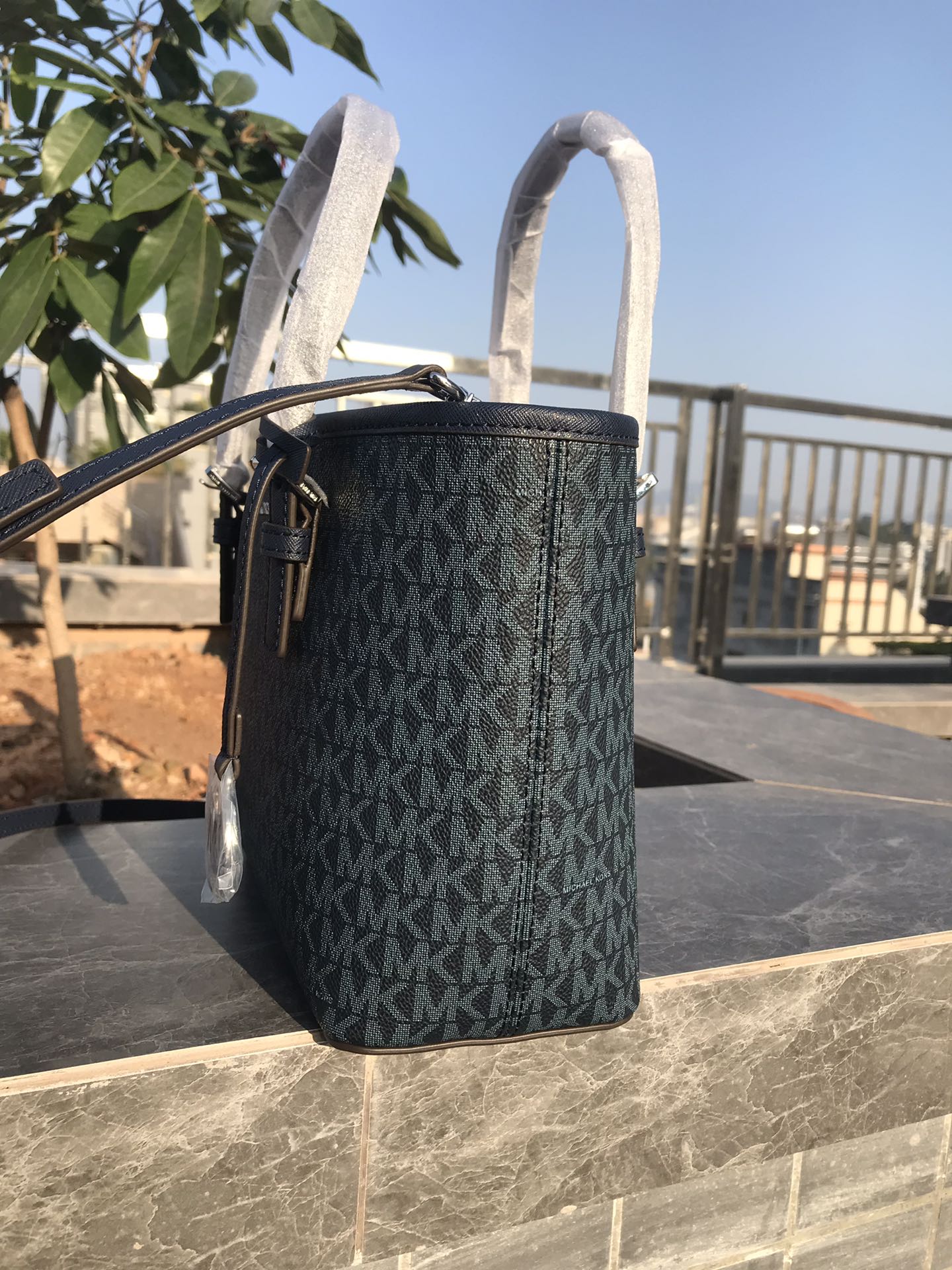 Michael Kors MK新款小号购物袋 十字纹牛皮 购物袋pv专用面料样式 设计改成了小号 额外加了长背带