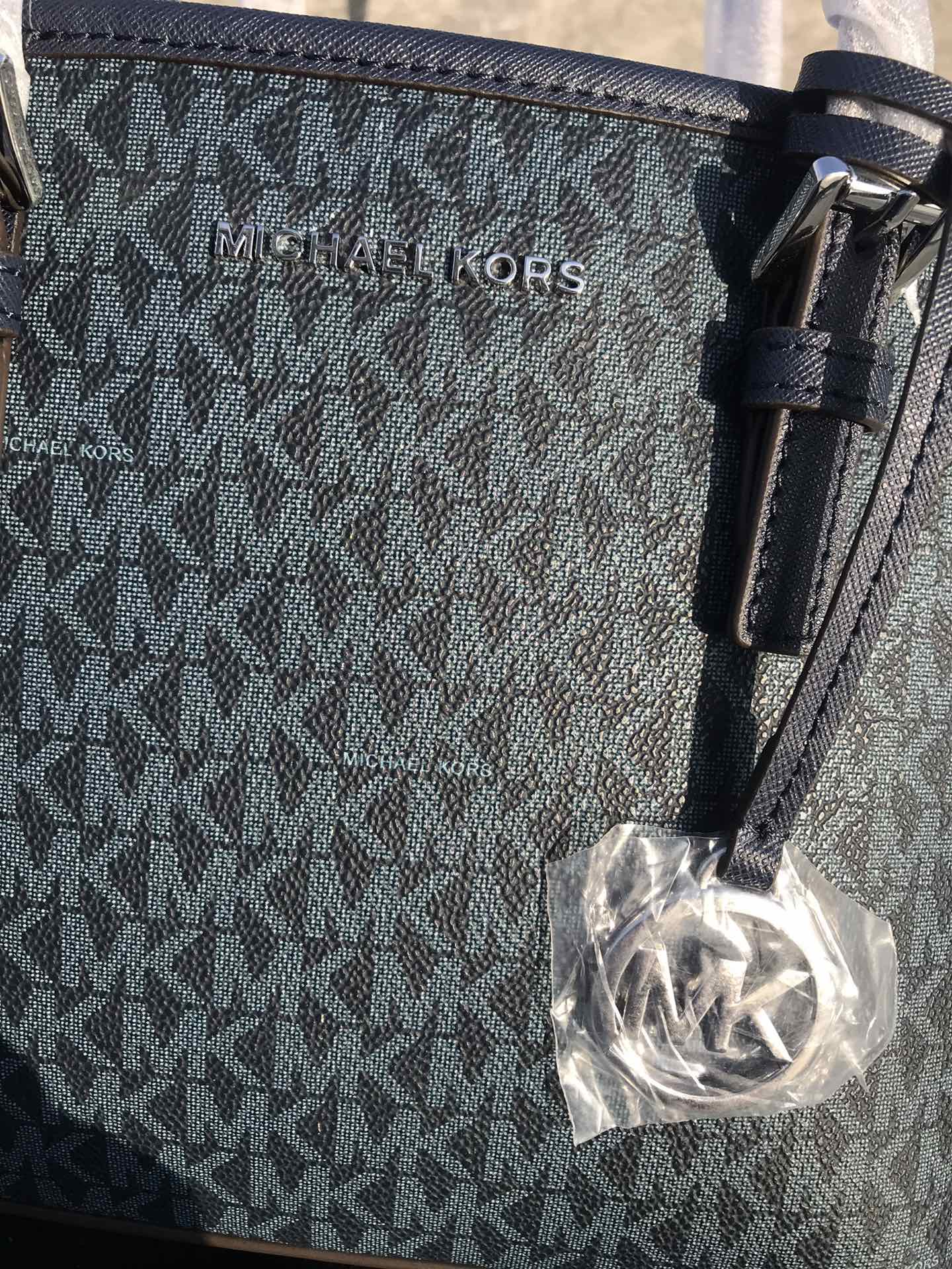 Michael Kors MK新款小号购物袋 十字纹牛皮 购物袋pv专用面料样式 设计改成了小号 额外加了长背带