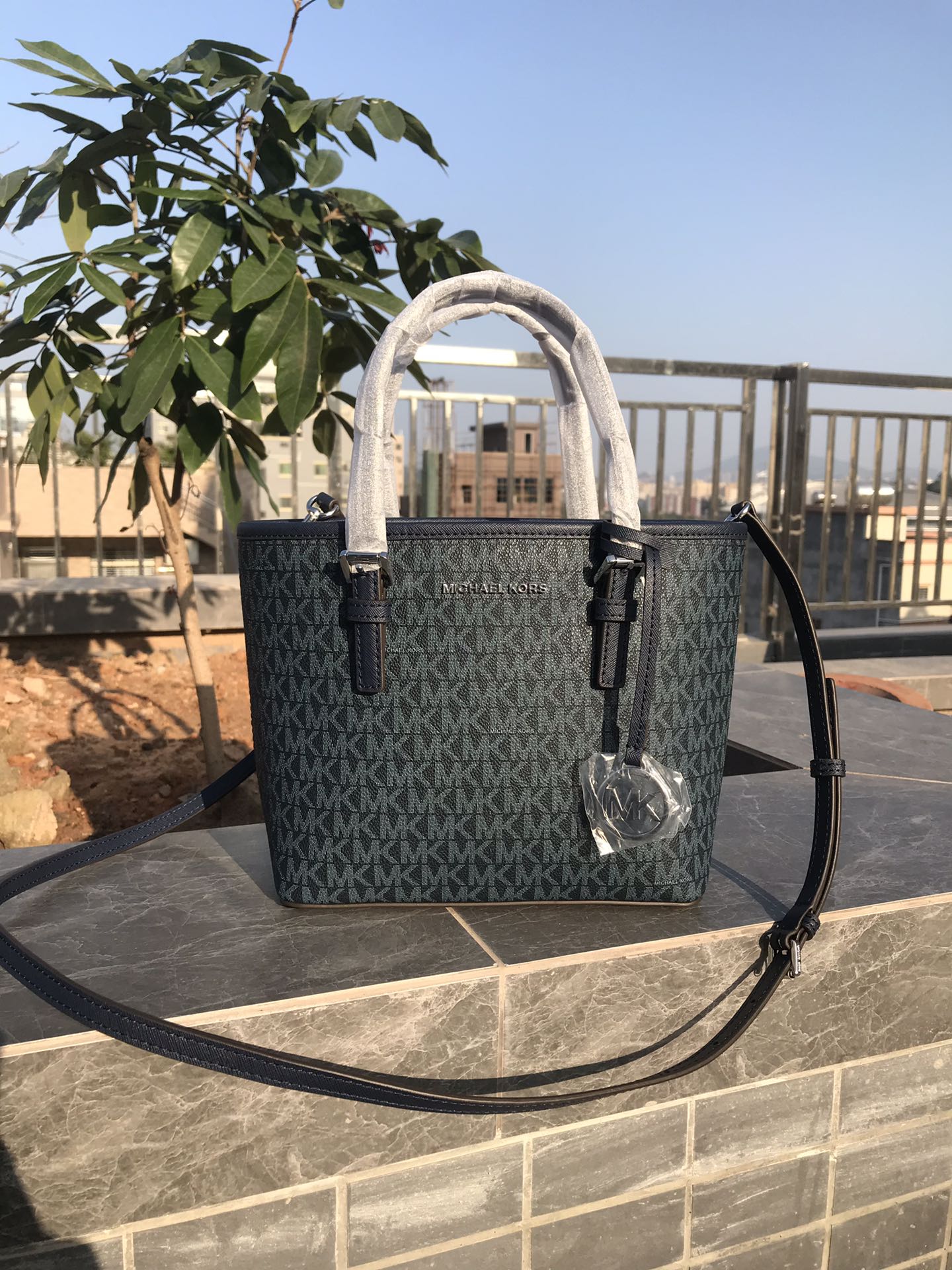 Michael Kors MK新款小号购物袋 十字纹牛皮 购物袋pv专用面料样式 设计改成了小号 额外加了长背带
