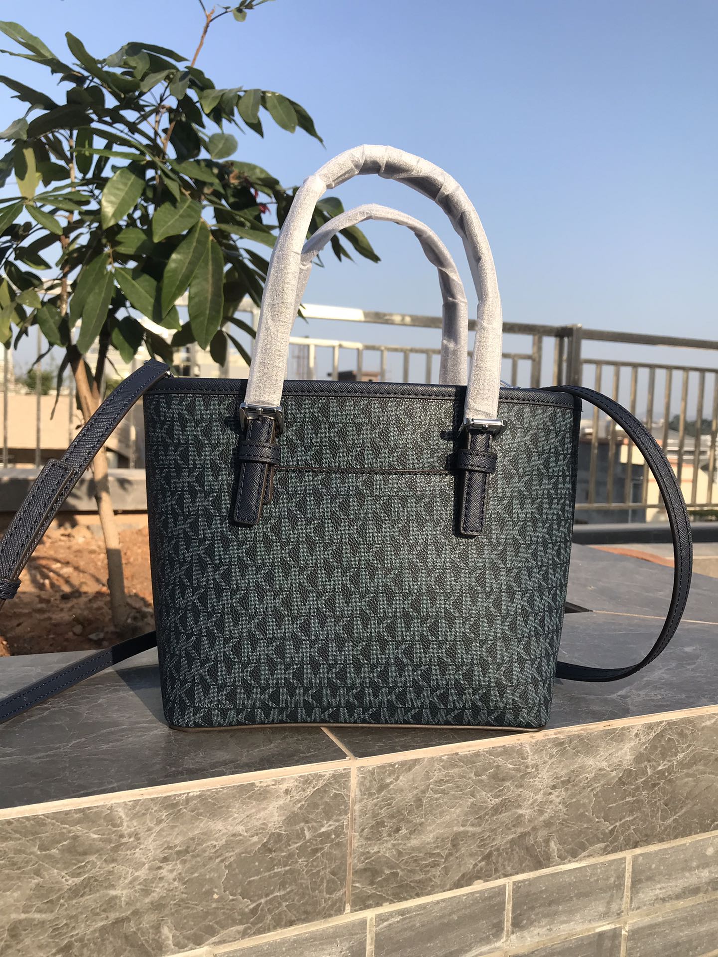 Michael Kors MK新款小号购物袋 十字纹牛皮 购物袋pv专用面料样式 设计改成了小号 额外加了长背带