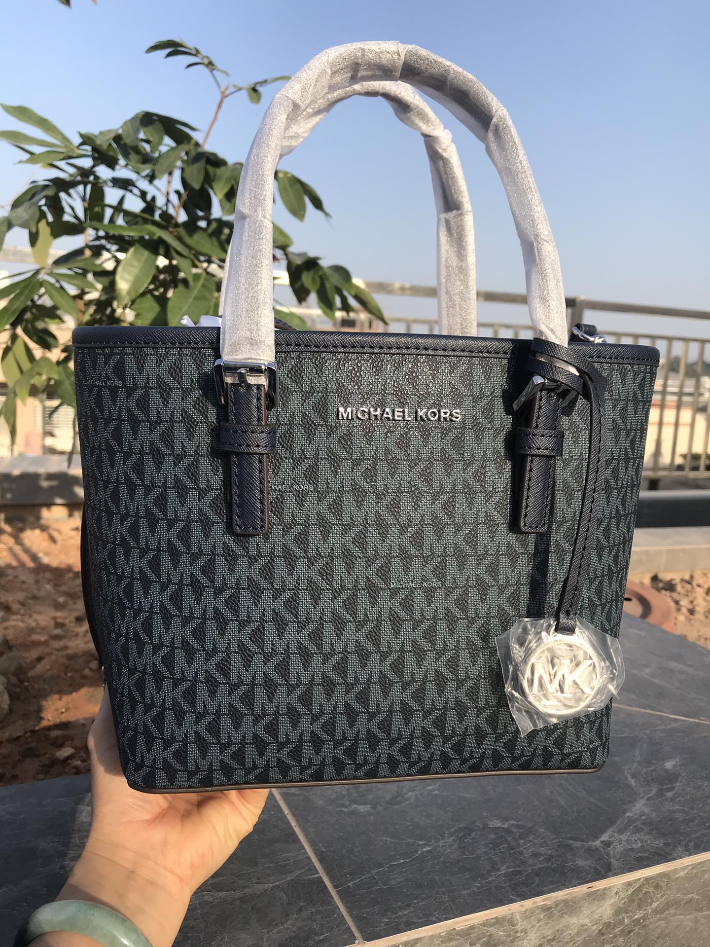 Michael Kors MK新款小号购物袋 十字纹牛皮 购物袋pv专用面料样式 设计改成了小号 额外加了长背带