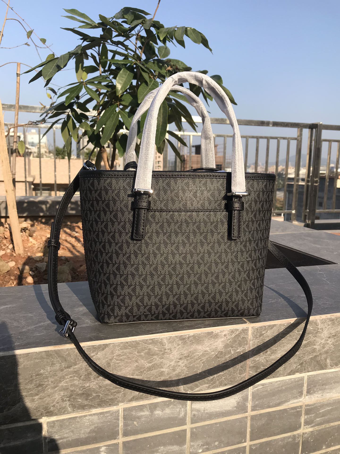 Michael Kors MK新款小号购物袋 十字纹牛皮 购物袋pv专用面料样式 设计改成了小号 额外加了长背带
