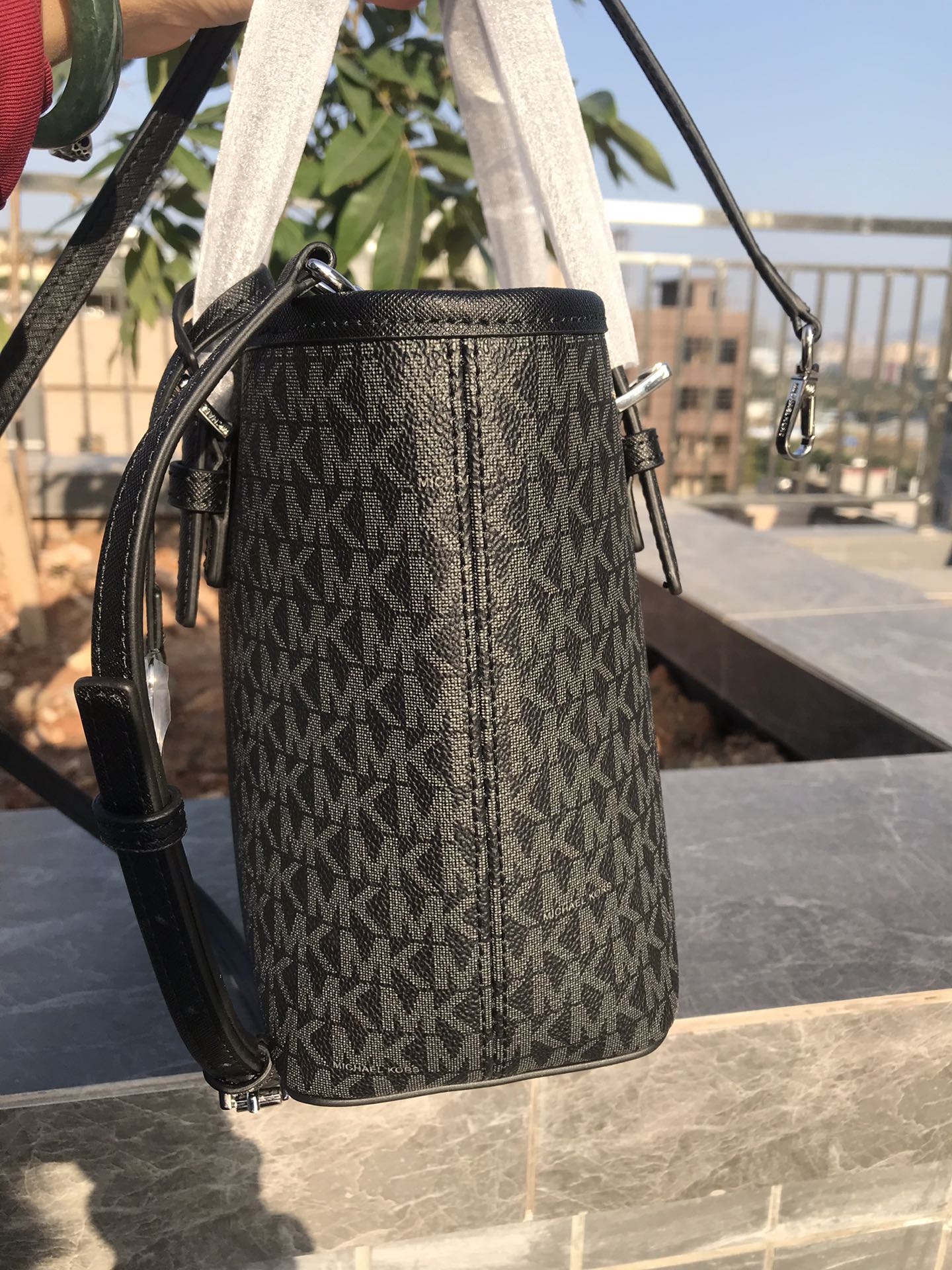 Michael Kors MK新款小号购物袋 十字纹牛皮 购物袋pv专用面料样式 设计改成了小号 额外加了长背带