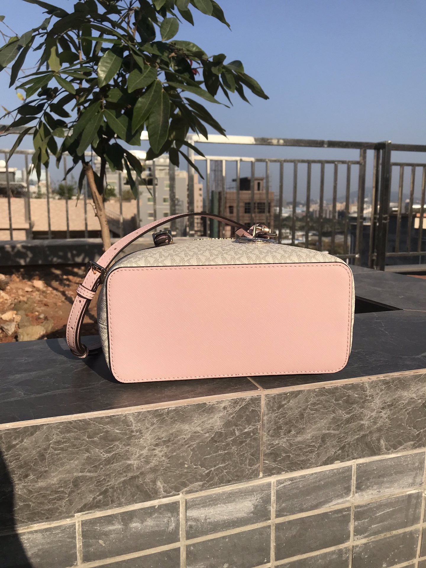 Michael Kors MK新款小号购物袋 十字纹牛皮 购物袋pv专用面料样式 设计改成了小号 额外加了长背带