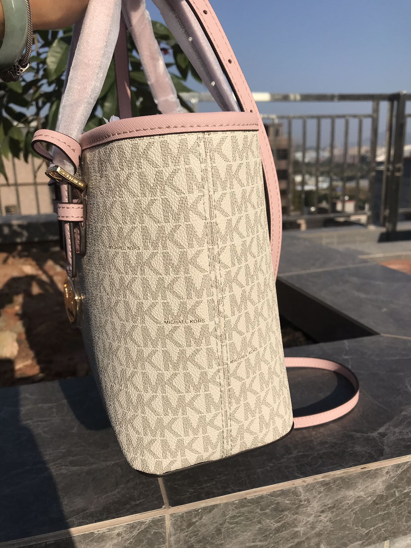 Michael Kors MK新款小号购物袋 十字纹牛皮 购物袋pv专用面料样式 设计改成了小号 额外加了长背带