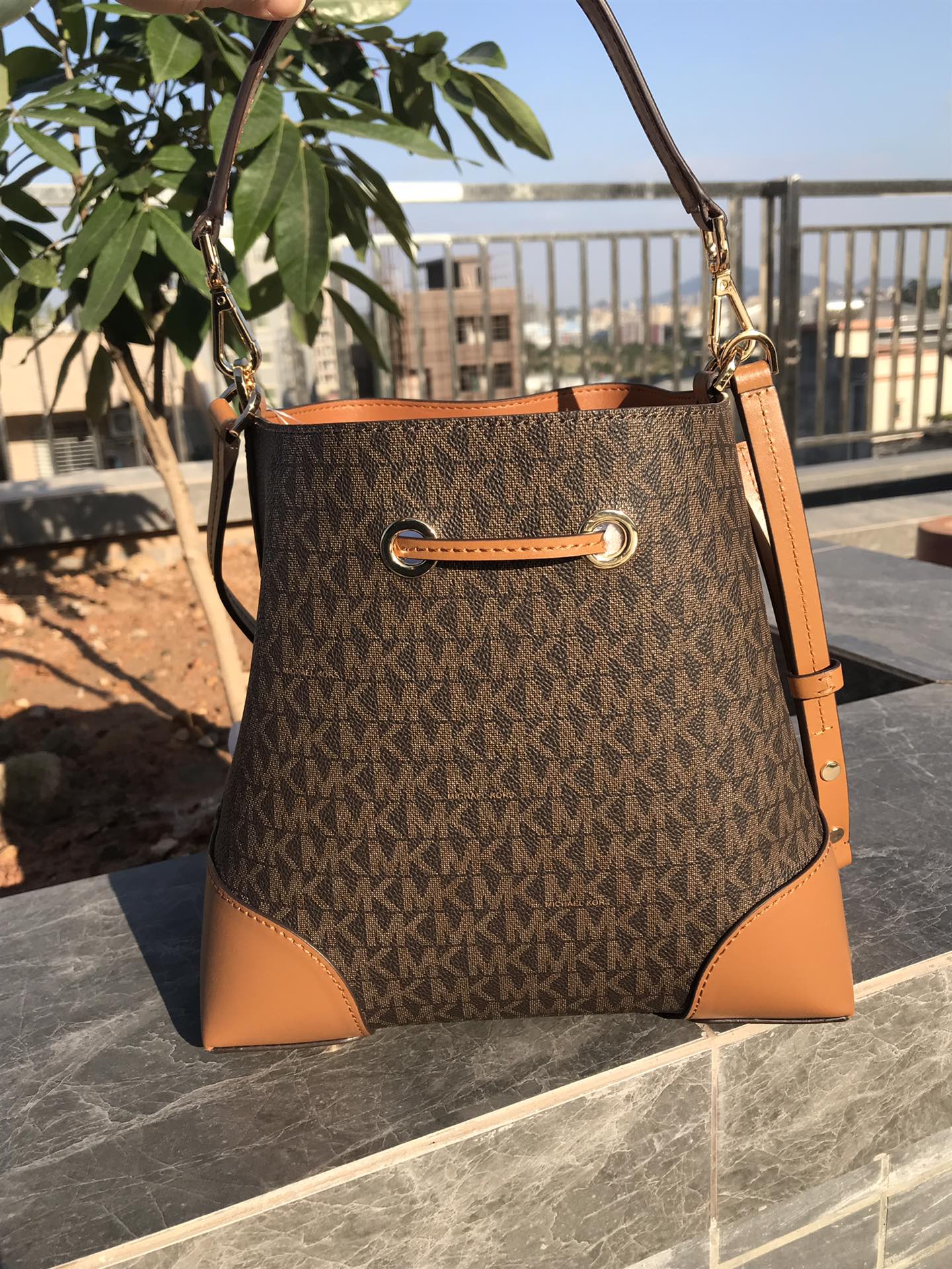 Michael Kors M家水桶包