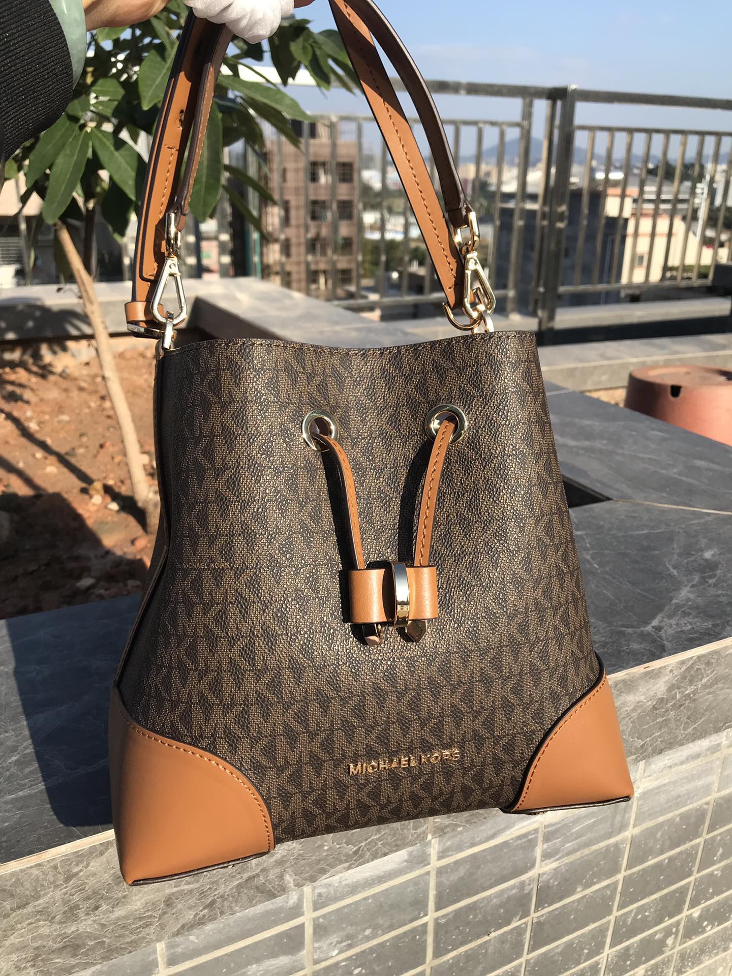 Michael Kors M家水桶包