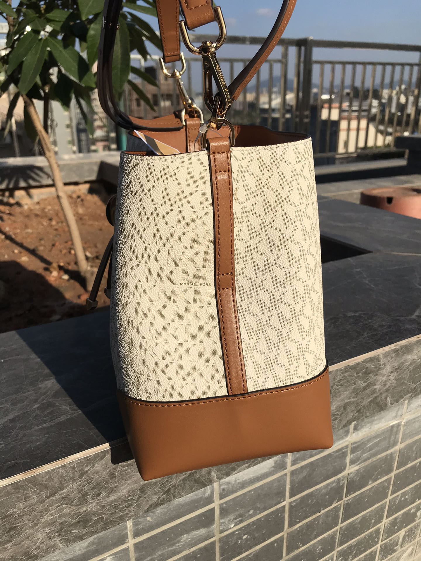 Michael Kors 白色拼棕色