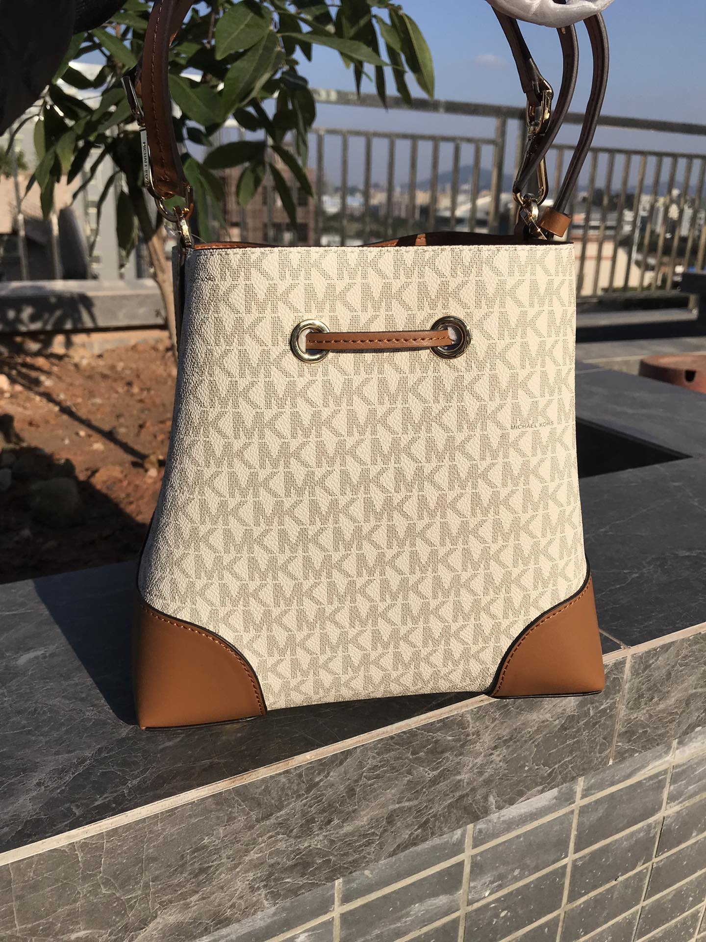 Michael Kors 白色拼棕色
